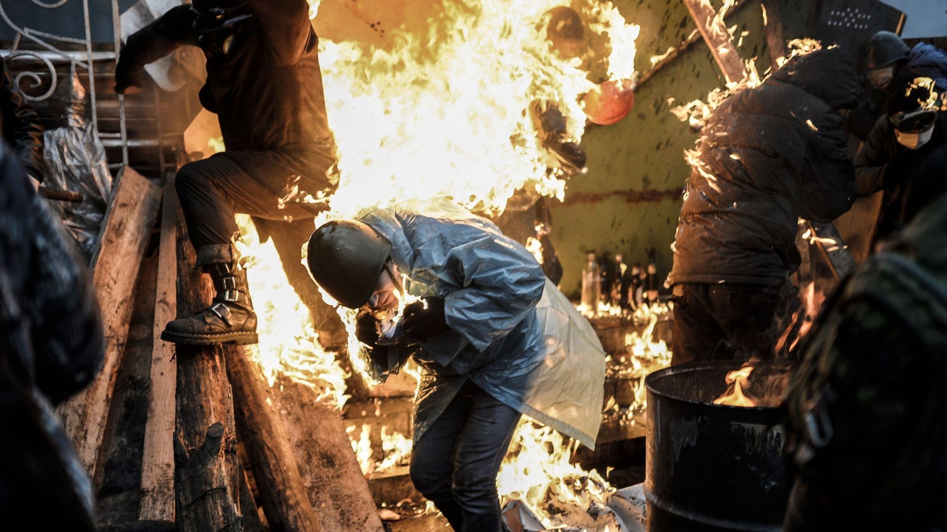 Des manifestants derrière les barricades en feu à Kiev, ce jeudi