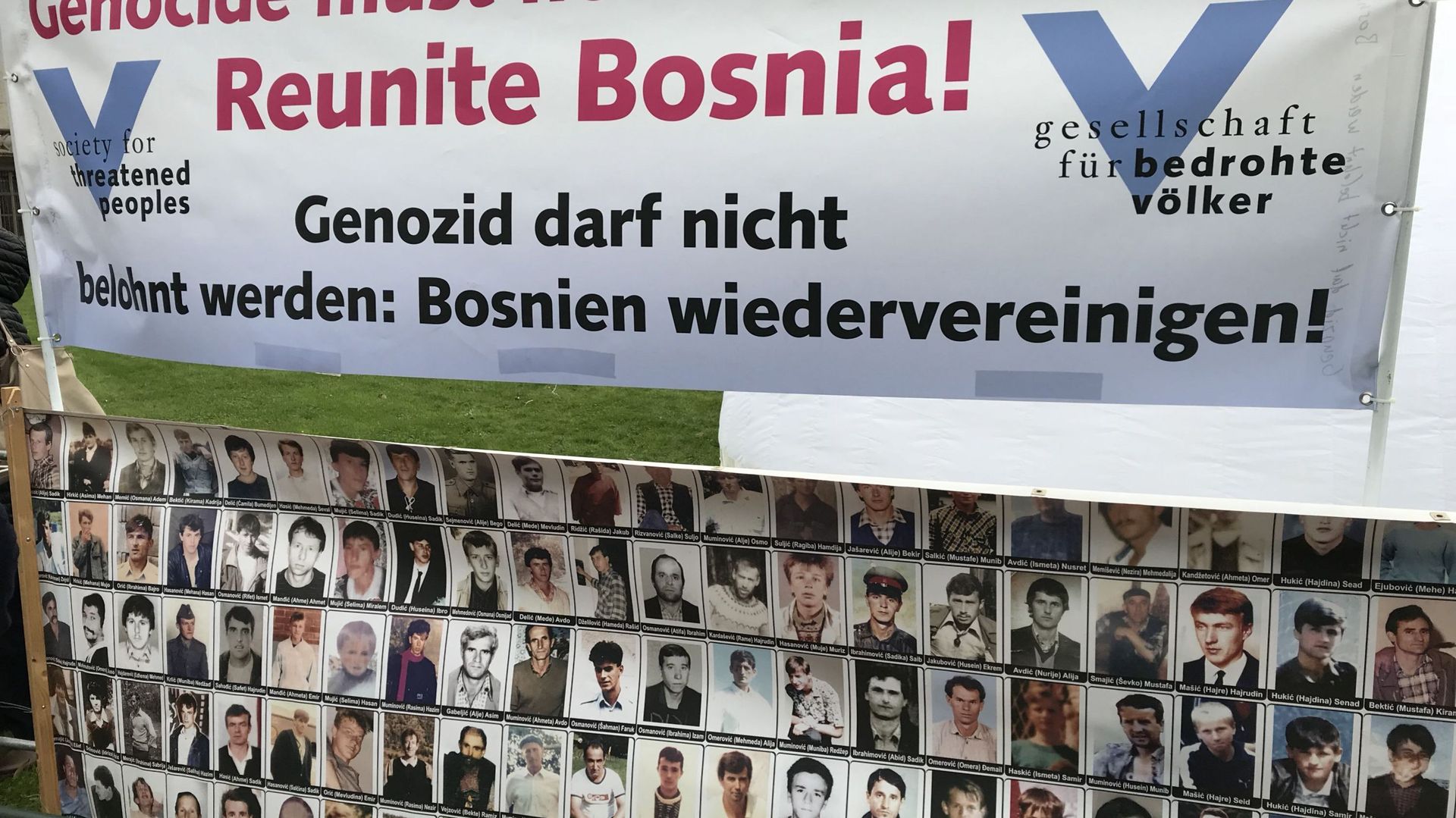 Une banderole montrant des portraits de victimes, à La Haye.