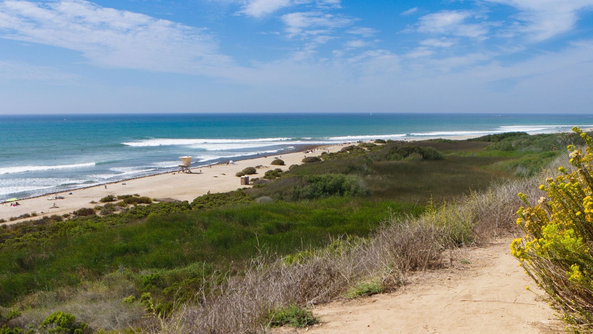 En Californie, l'océan avale la côte : voies ferrées, villas, plages...