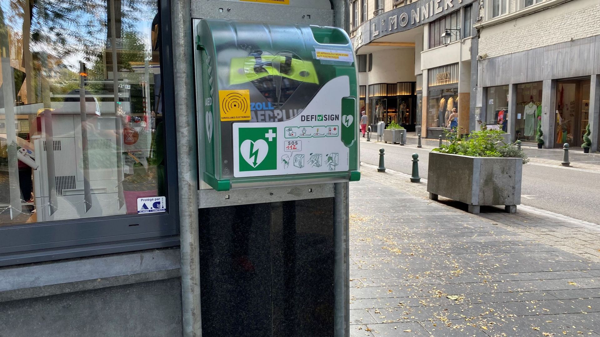 L’un des vingt défibrillateurs, installés au centre-ville, parce que la réanimation n’attend pas