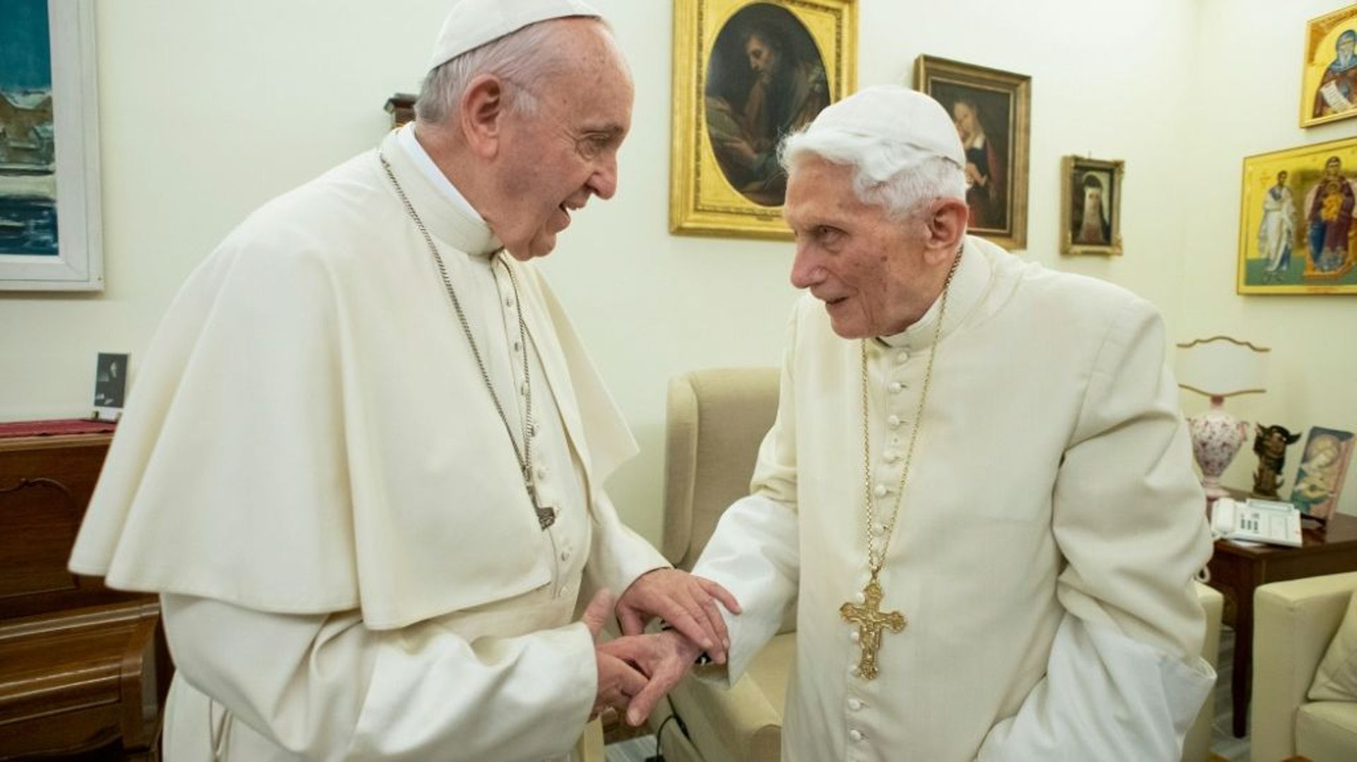 Le pape François (à gauche) et le pape Benoît XVI, en décembre 2018 au Vatican