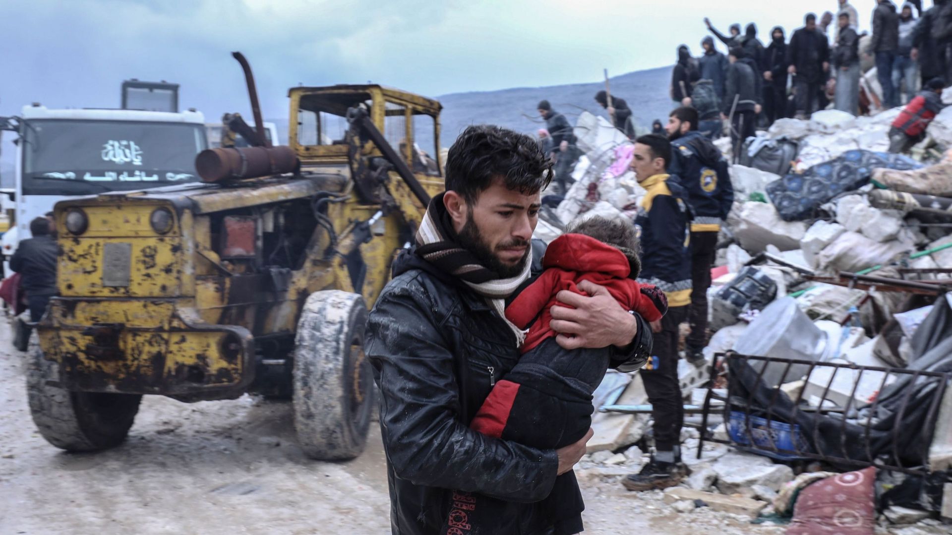 Un homme porte le corps d'un bébé mort sous les décombres lors du tremblement de terre à Idlib, en Syrie, après que des séismes de magnitude 7,7 et 7,6 aient frappé Kahramanmaras, en Turquie, le 6 février 2023. À la suite du tremblement de terre, au moins