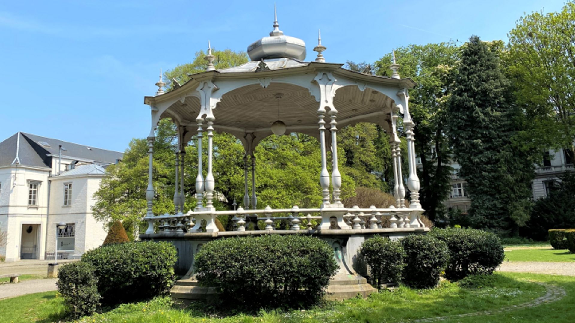 Le parc classé de l'Harmonie et son kiosque, le poumon du centre de Verviers.