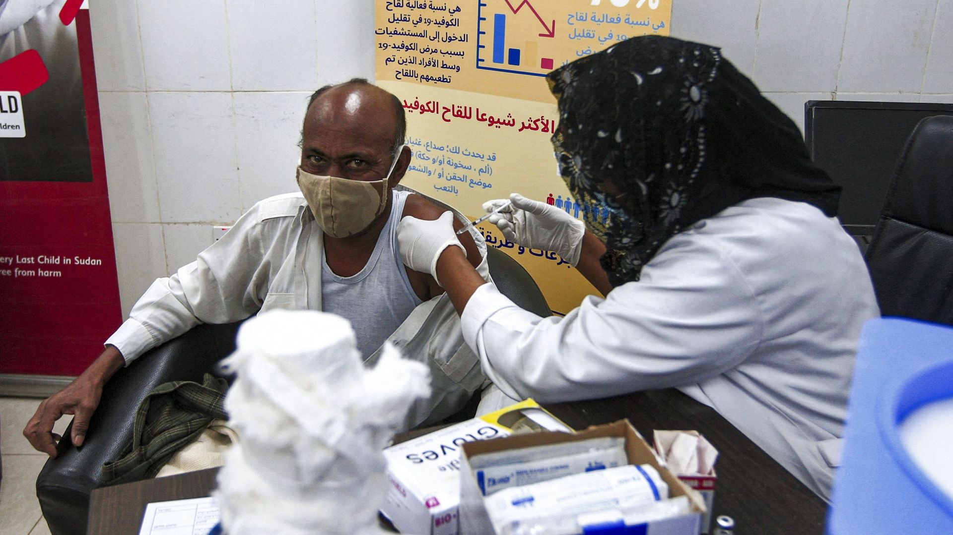 La lenteur de la vaccination en Afrique s'explique par "des problèmes de pénurie, de financement, un manque de personnel qualifié" selon l'OMS.