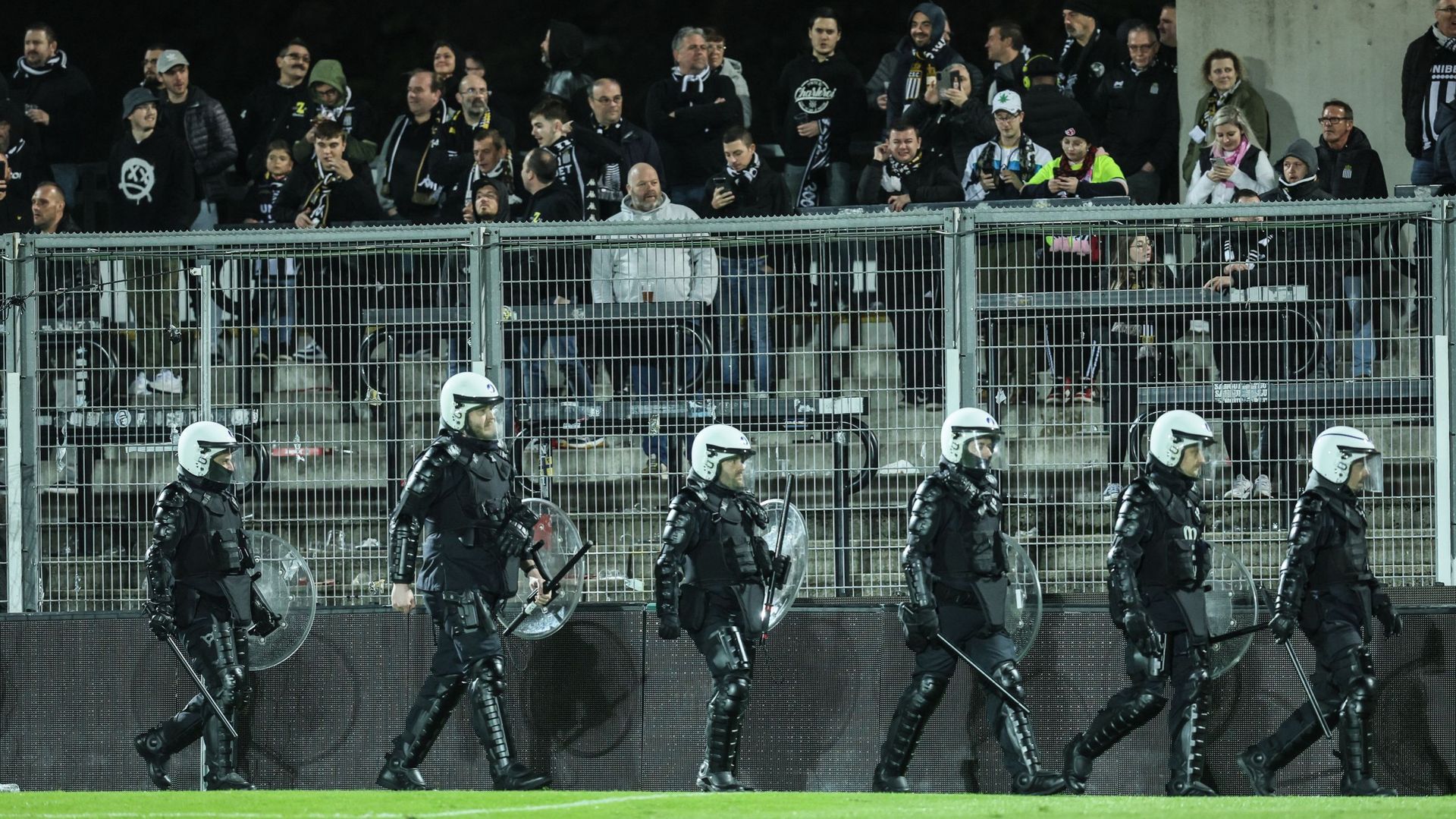 Football – Coupe de Belgique : Des lancers de fumigènes et un climat hostile ont nécessité l’intervention de la police durant le match de seizièmes de finale entre Seraing et Charleroi.