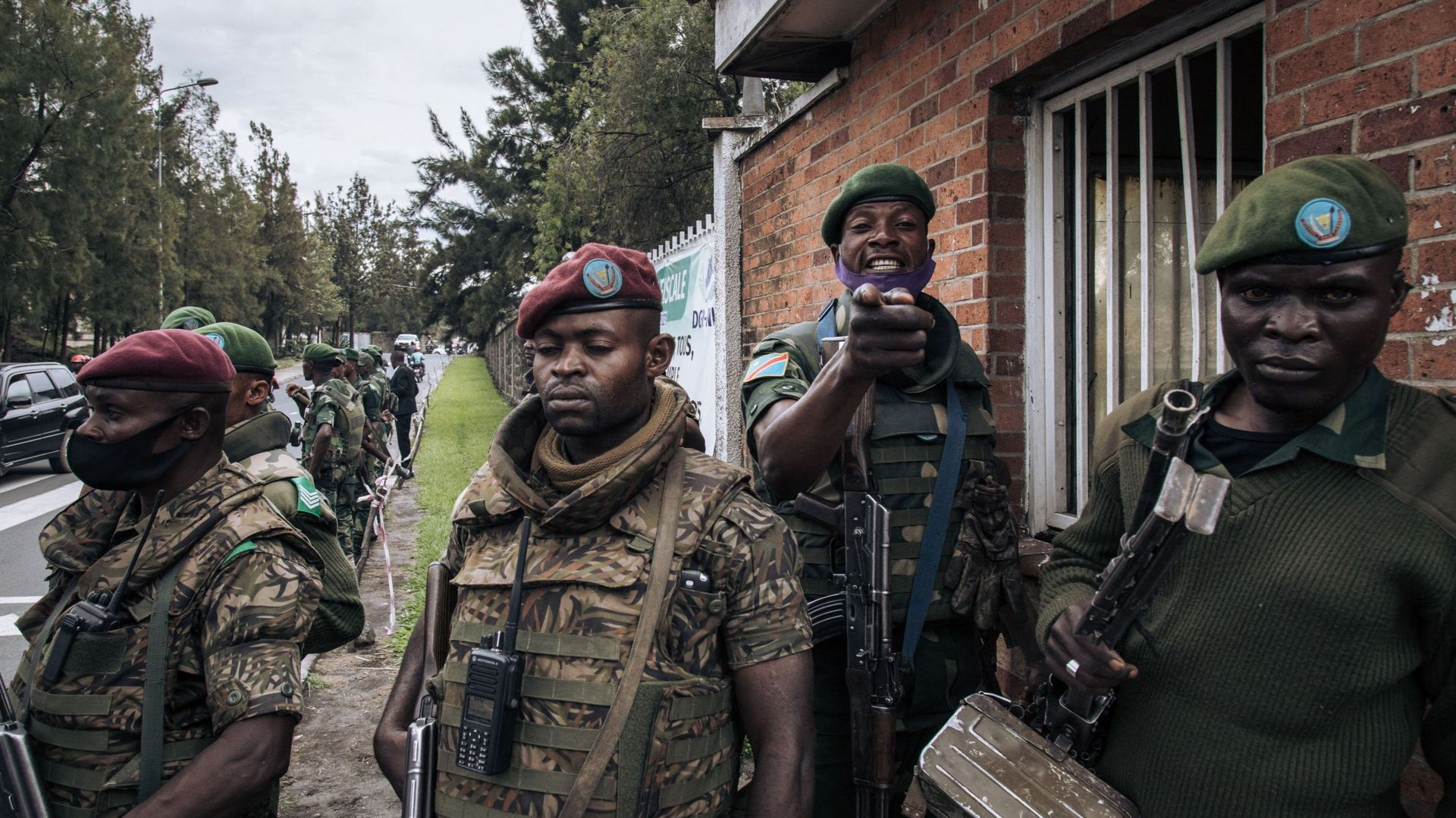 Des soldats congolais montent la garde devant l'entrée du gouvernorat alors que le nouveau gouverneur militaire arrive pour prendre ses fonctions à Goma, capitale provinciale du Nord-Kivu, dans le nord-est de la République démocratique du Congo, le 10 mai