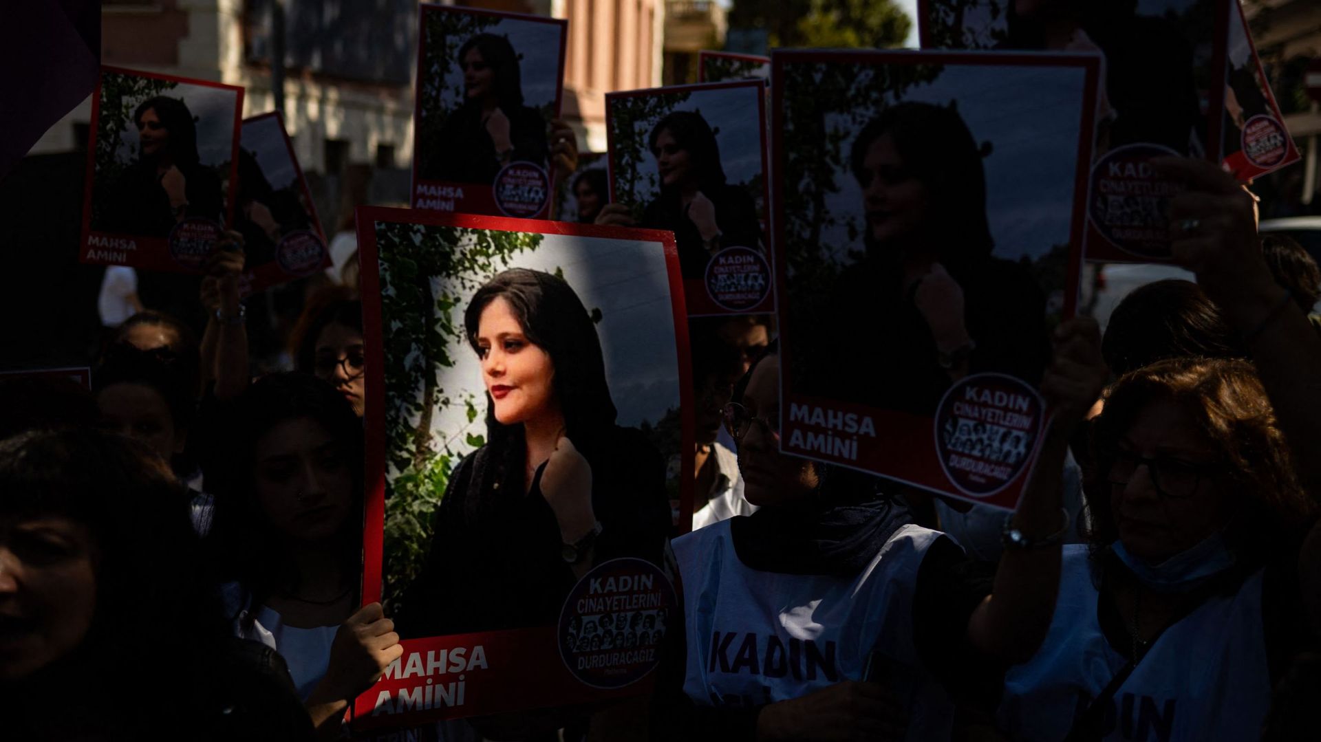 Des manifestants tiennent des banderoles avec le portrait de l’Iranienne Mahsa Amini alors qu’ils participent à un rassemblement devant le consulat d’Iran à Istanbul, le 29 septembre 2022.