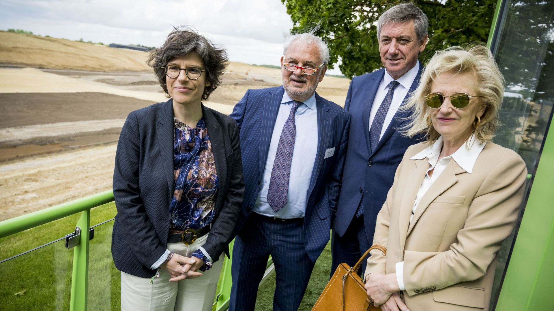 La ministre fédérale Tinne Van der Straeten, le PDG de Katoen Natie Fernand Huts, le ministre-président flamand Jan Jambon et la princesse Astrid de Belgique photographiés lors d’une visite au début de la construction de l’installation de gestion intégrée