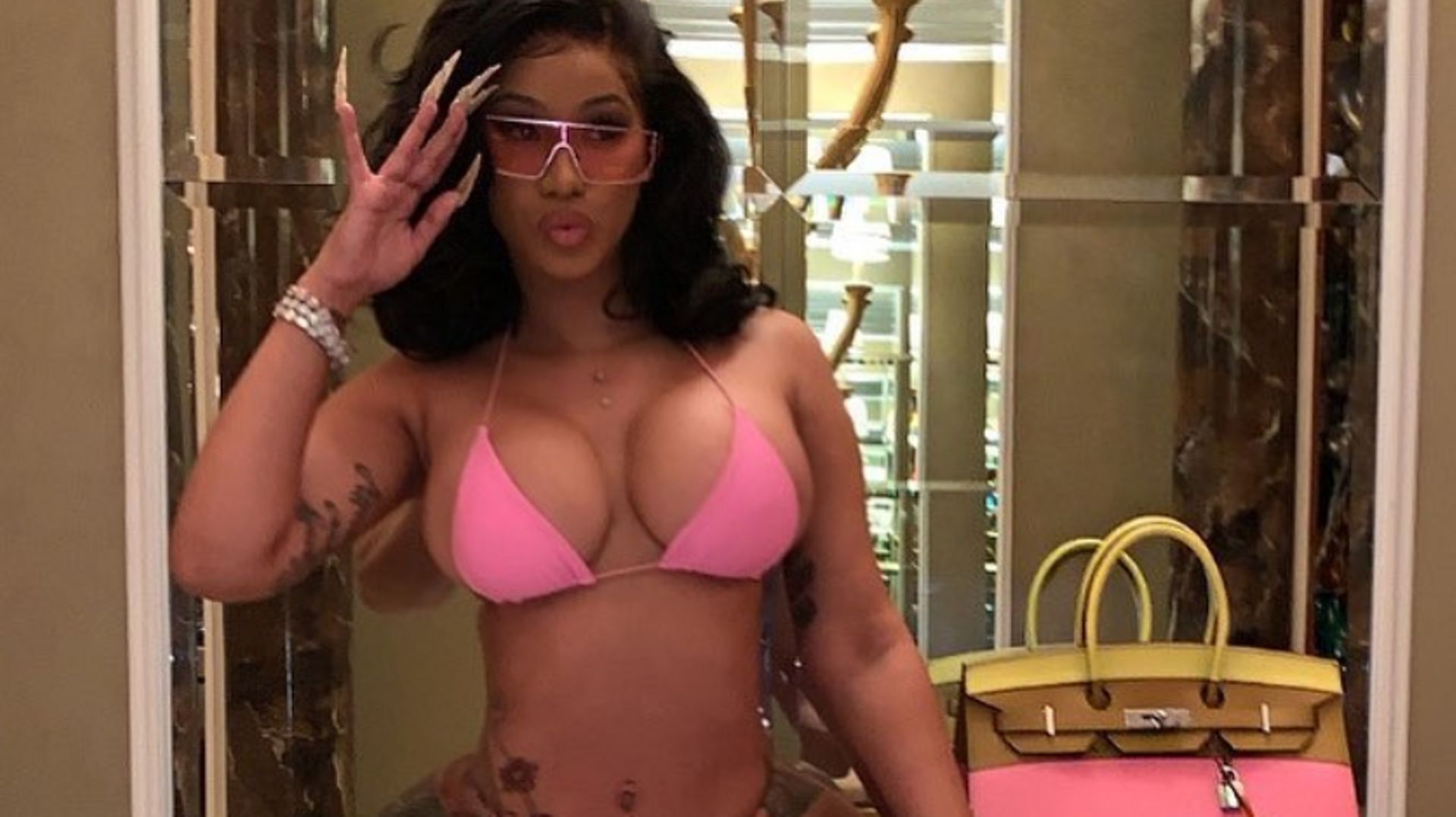 Cardi B répond après avoir posté par erreur une photo nue sur Instagram -  RTBF Actus