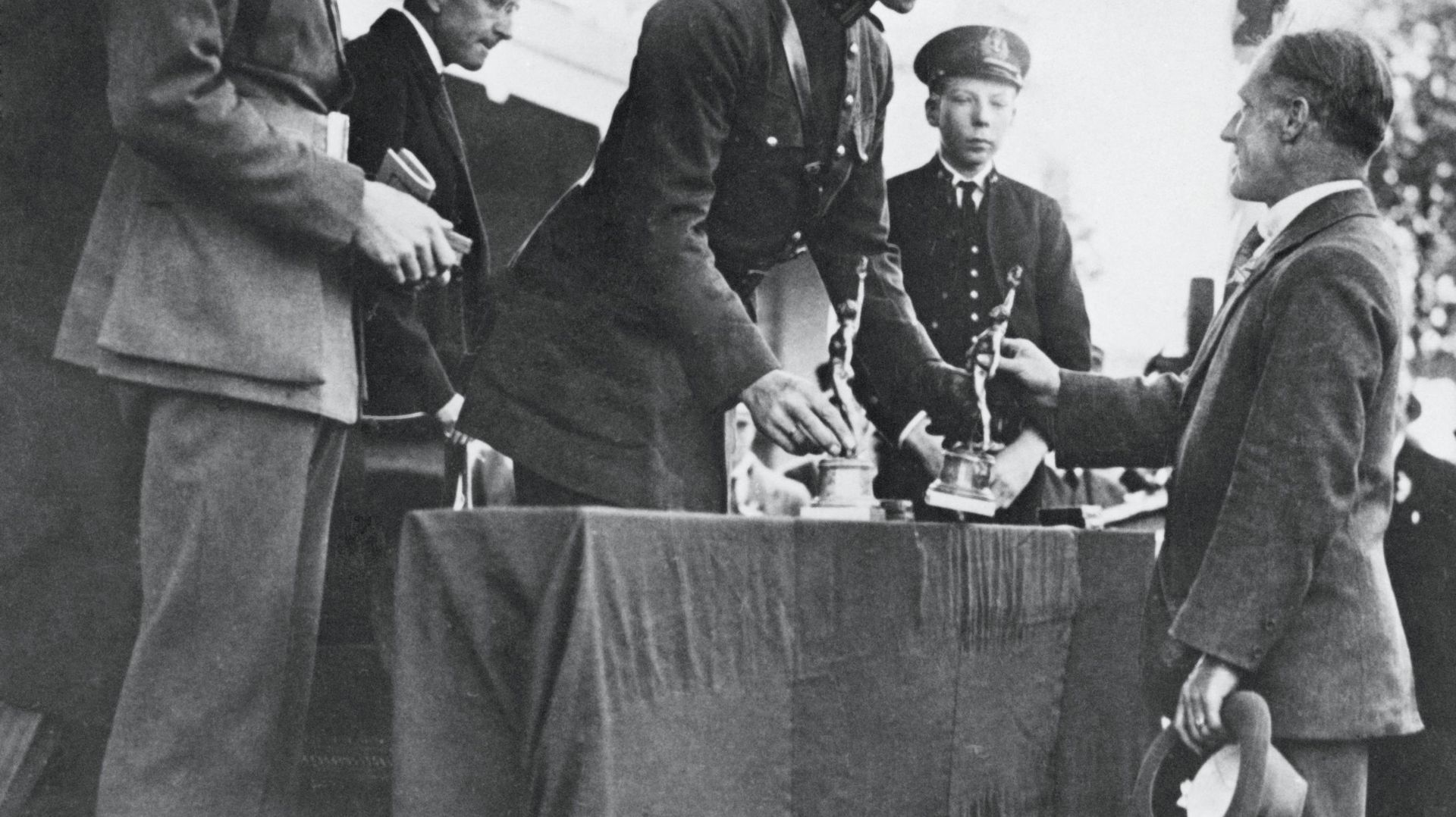 Albert I, roi des Belges, remet son prix olympique à Nedo Nadi