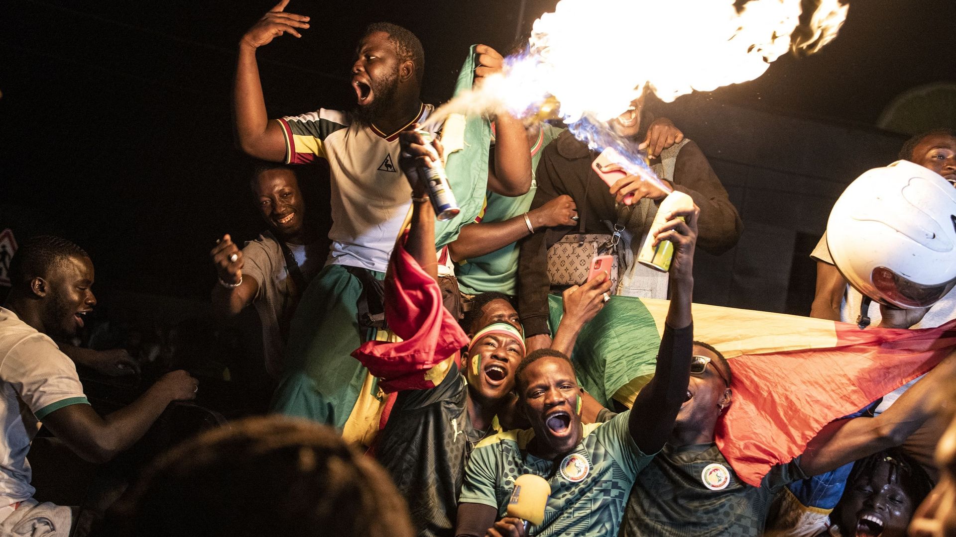 A Dakar, les supporters sénégalais célèbrent le titre des Lions de la Teranga à la CAN.