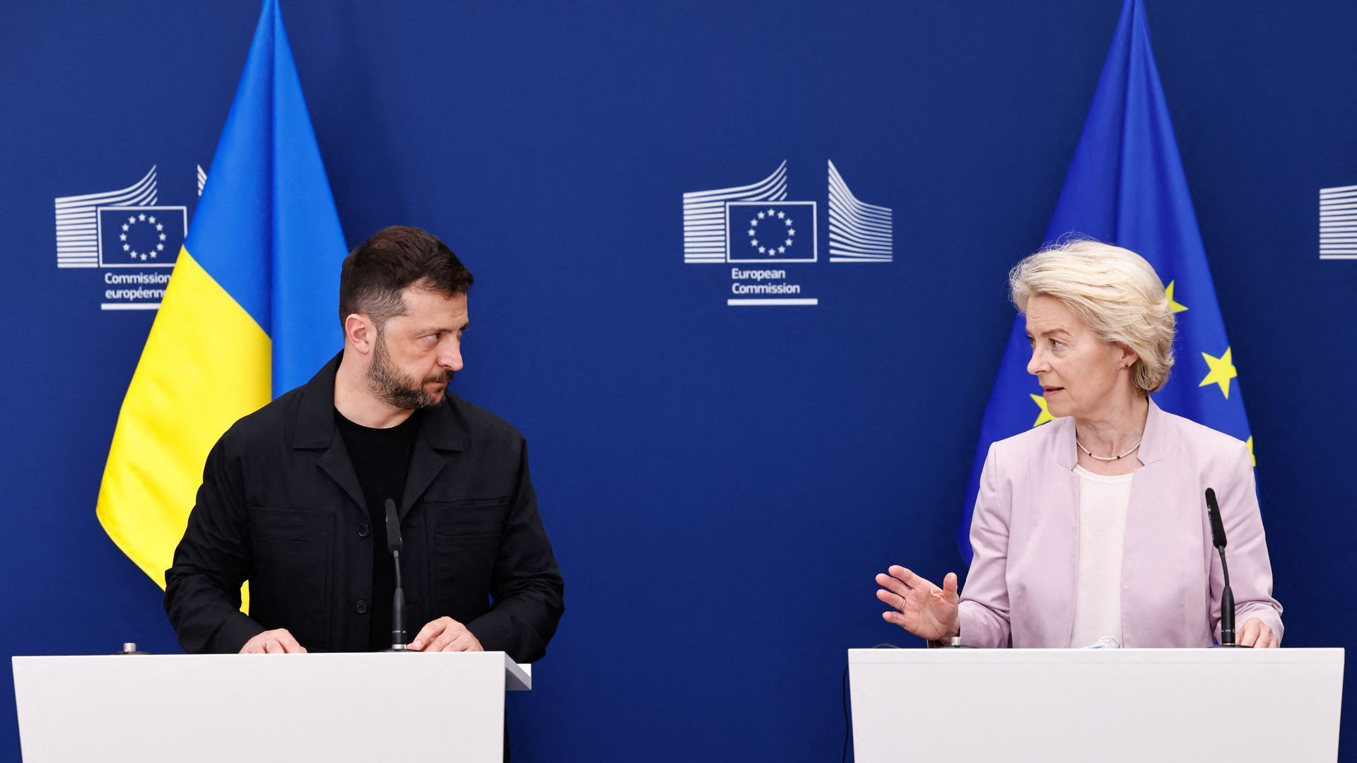 La revue de presse : avec Zelensky, "l’UE envoie ses Avengers"