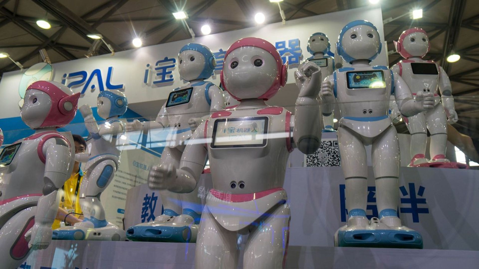 Au Cebit: le robot qui parle chinois et le réveil volant 