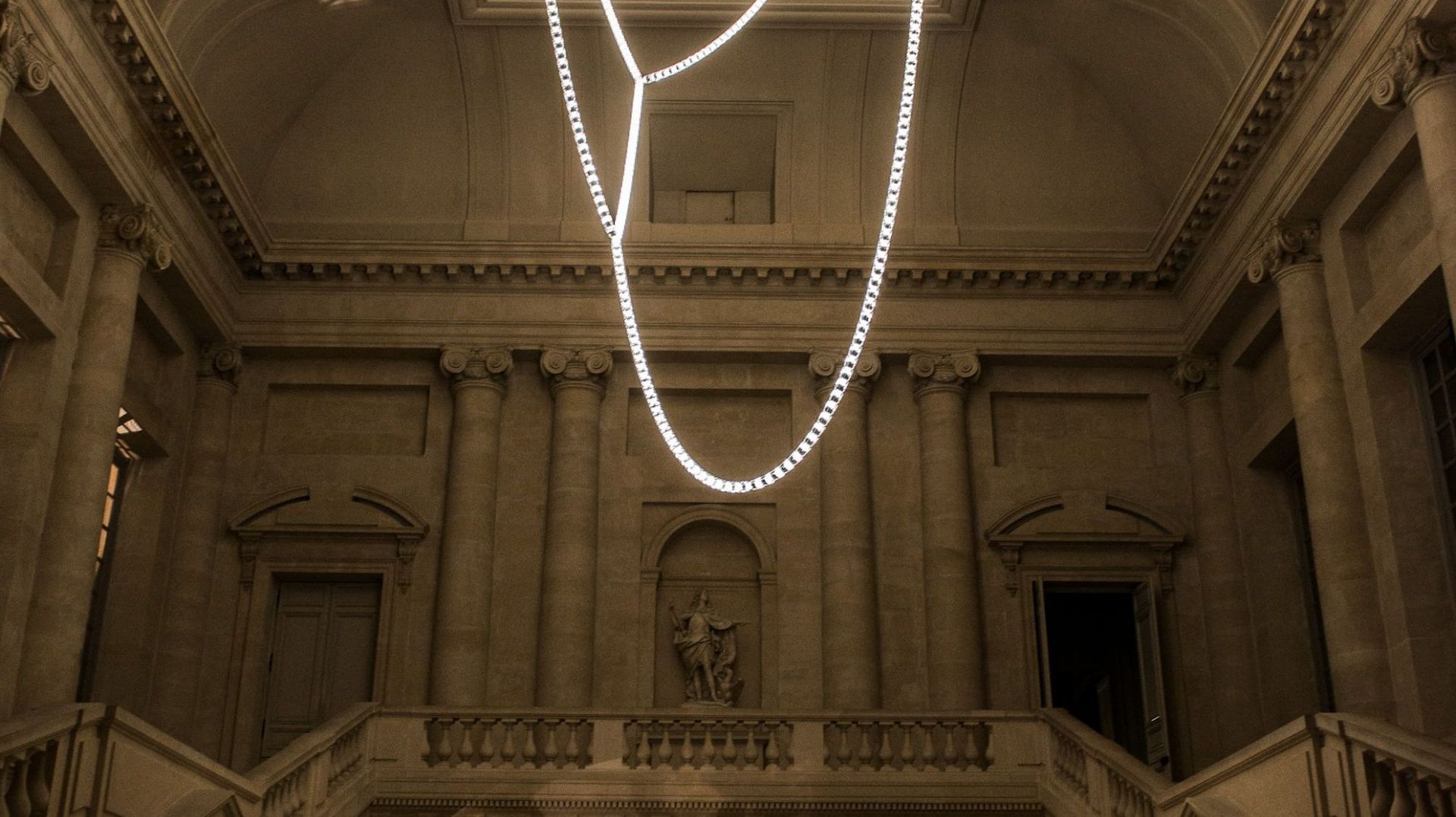 L’escalier Gabriel et son lustre des frères Bouroullec