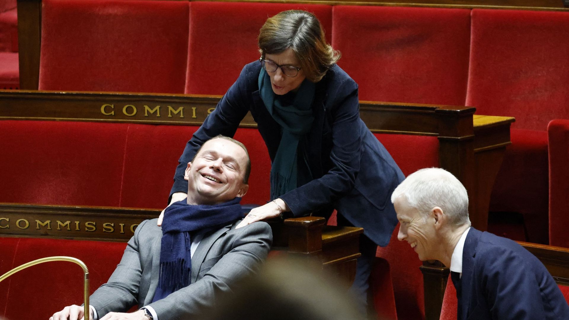 La femme politique Agnès Firmin-Le Bodo fait un massage au ministre français du Travail Olivier Dussopt alors qu’il attend les résultats d’un "vote de défiance" après un débat sur le plan de réforme des retraites du gouvernement à l’Assemblée nationale – 