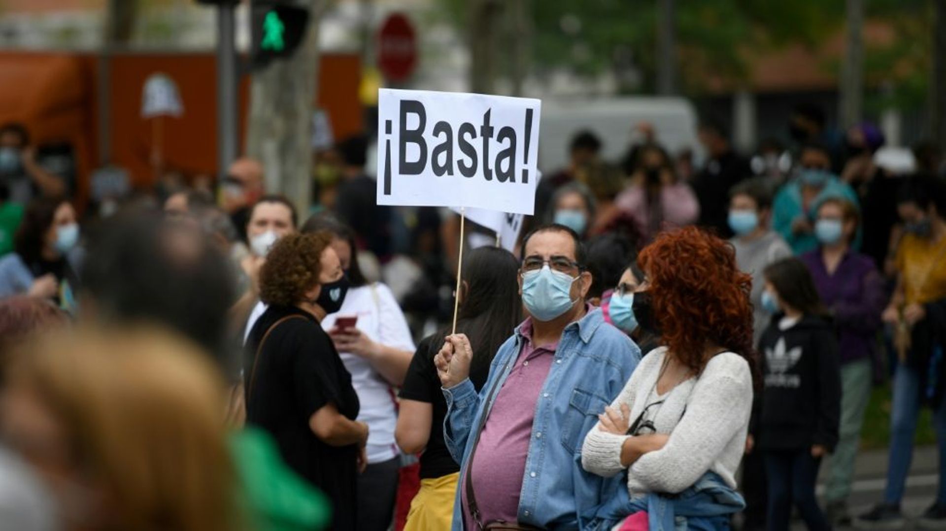 "Assez!", clame cette pancarte lors d'une manifestation, à Madrid le 20 septembre 2020, contre les nouvelles restrictions pour lutter contre le coronavirus