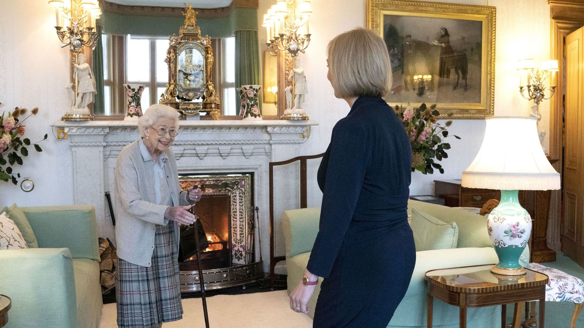 La reine Elizabeth II accueille la chef nouvellement élue du parti conservateur Liz Truss alors qu'elle arrive au château de Balmoral. La reine a rompu avec la tradition de rencontrer le nouveau Premier ministre au palais de Buckingham, après avoir dû res