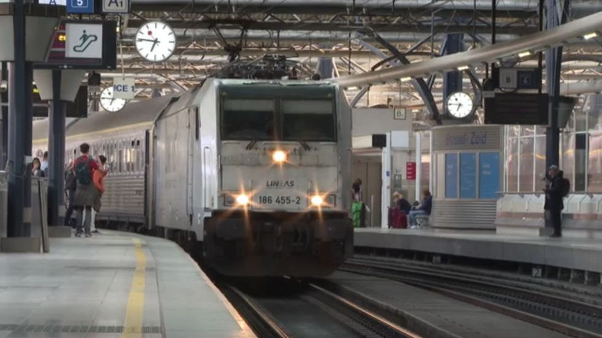 The Good Night Train, le nouveau train de nuit reliant Bruxelles à Berlin lors de son arrivée en gare à Bruxelles-Midi pour son premier départ ce 26 mai 2023