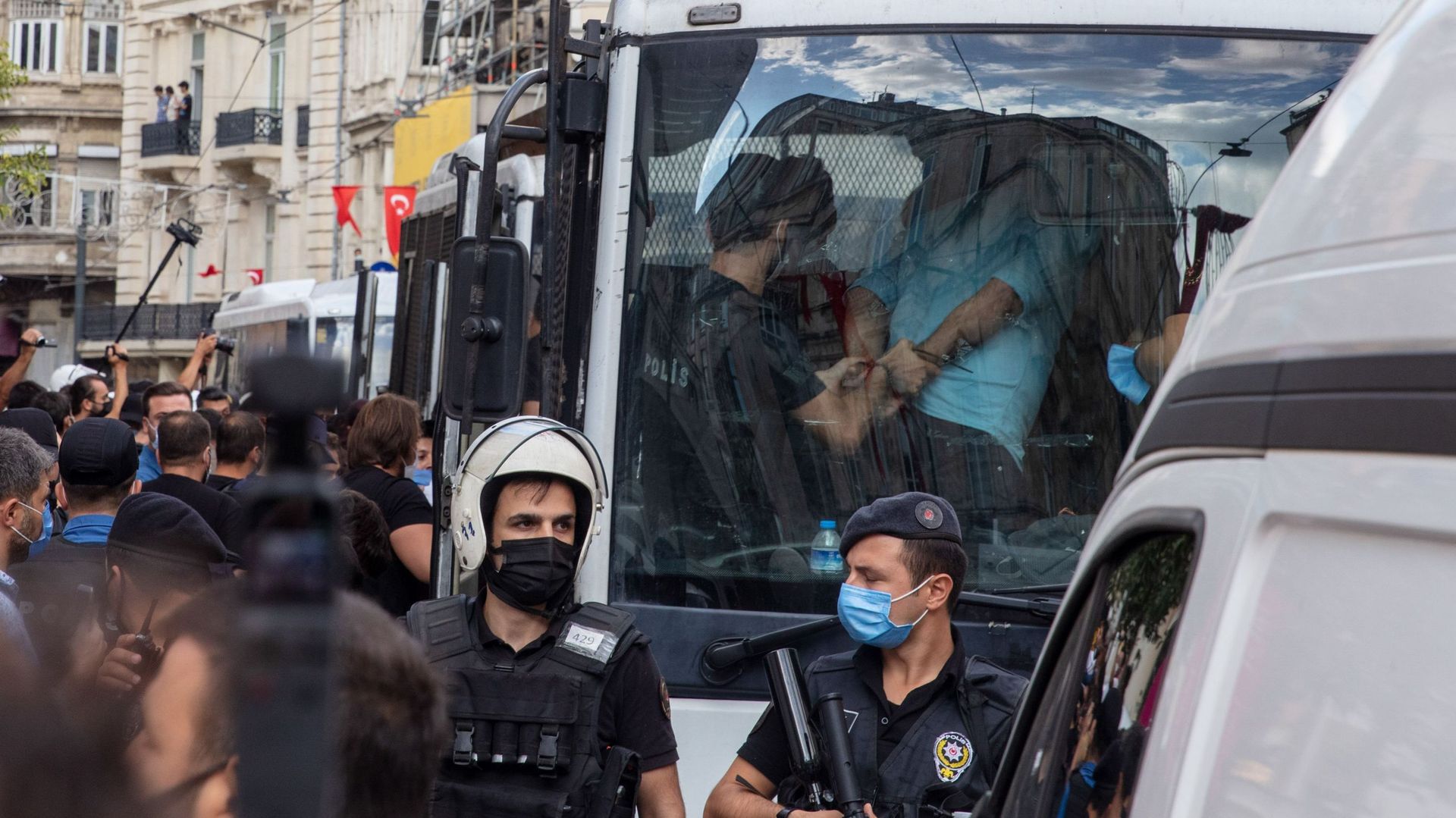 La police retient un manifestant lors d'une manifestation pour la paix organisée par le Parti démocratique des peuples (HDP), parti d'opposition pro-kurde, à Istanbul, Turquie, le dimanche 5 septembre 2021. (Image d'illustration)