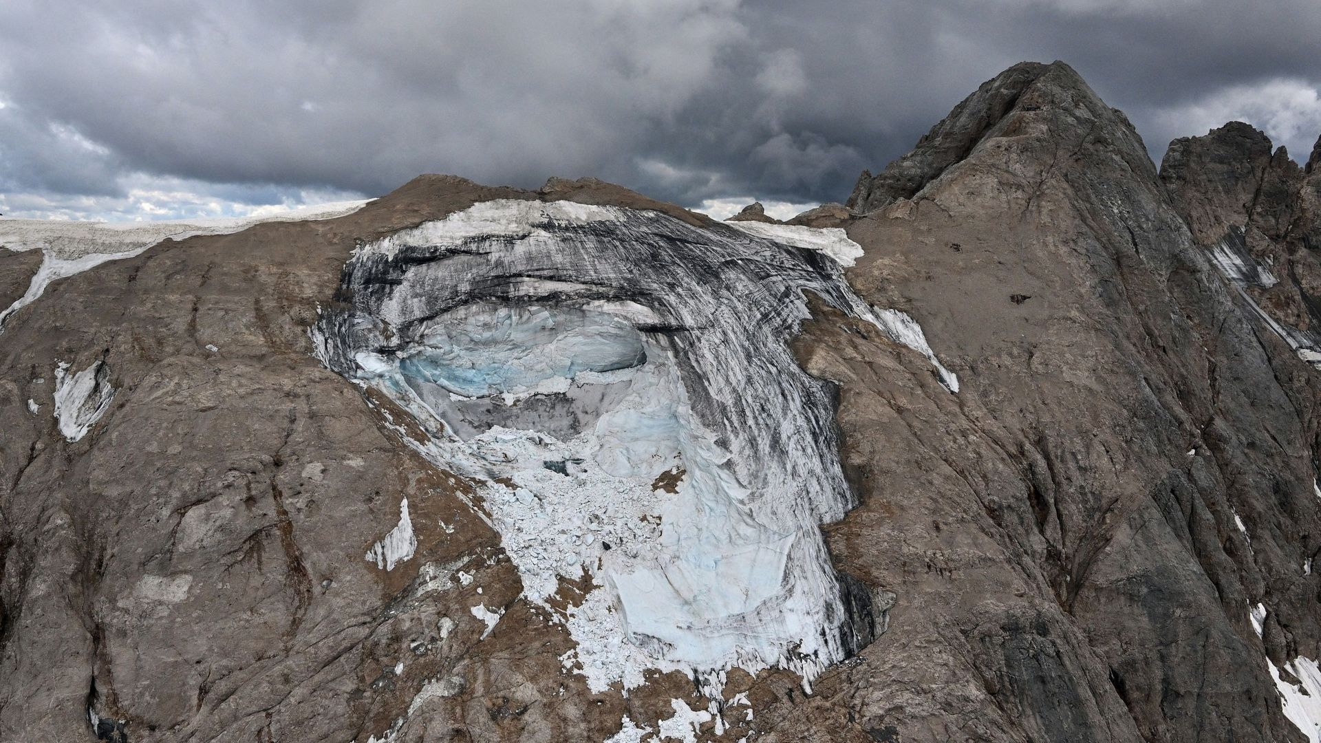 Cette vue prise le 5 juillet 2022 depuis un hélicoptère de sauvetage, montre le glacier de Punta Rocca qui s’est effondré près de Canazei, sur la montagne de Marmolada, deux jours après qu’une température record de 10 degrés Celsius a été enregistrée au s
