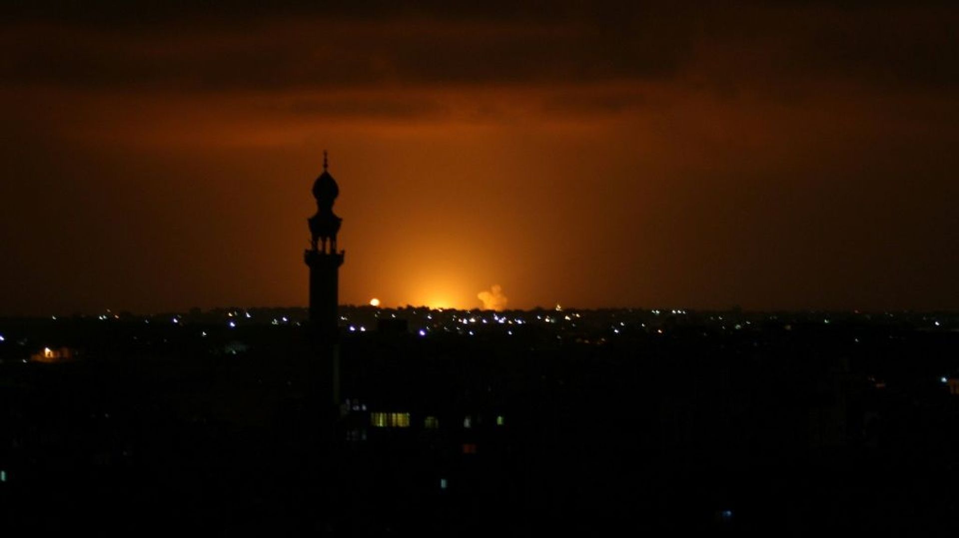 De la fumée et des flammes ont été vus après une attaque aérienne israélienne dans la ville de Khan Yunis, dans le sud de la bande de Gaza le 16 septembre 2020
