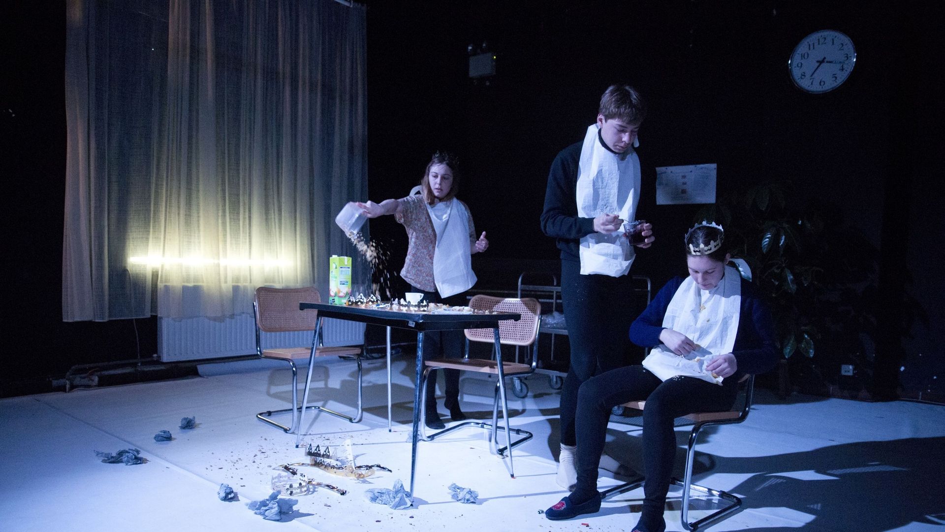 Les comédiens de "Home" : Carole Adolff, Tom Geels et Anaïs Aouat.