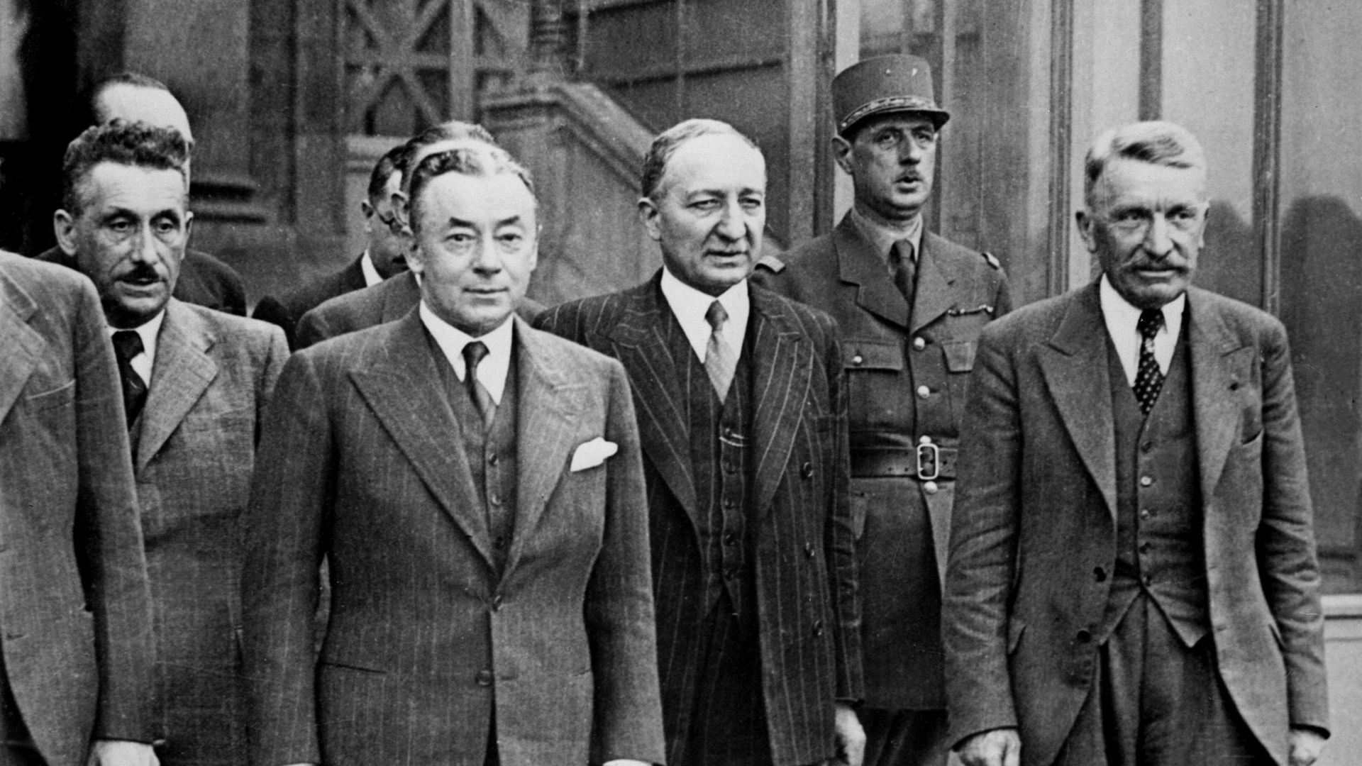 De Gaulle (derrière à droite) dans le gouvernement Reynaud (au centre), en juin 1940 