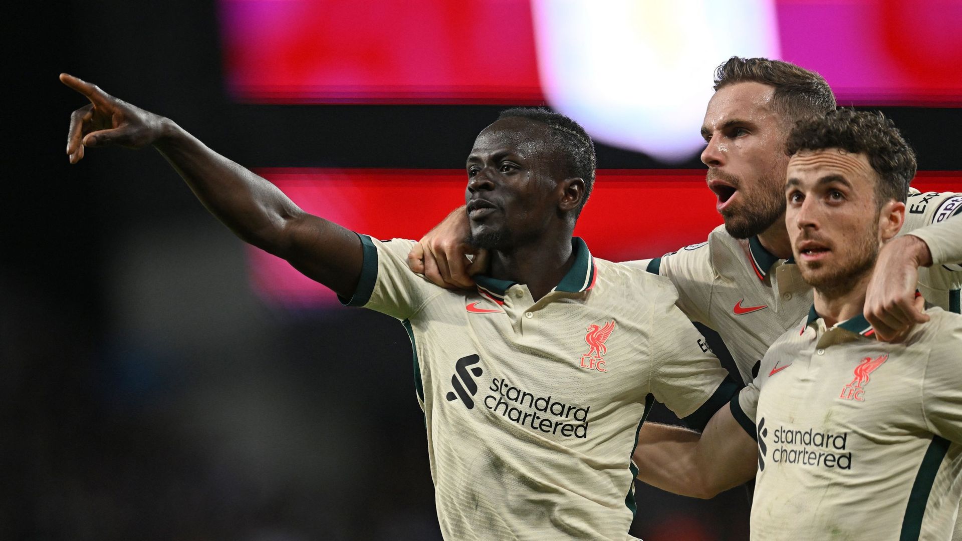 Football : Sadio Mané célèbre son but. Liverpool s’est imposé 1-2 à Aston Villa.