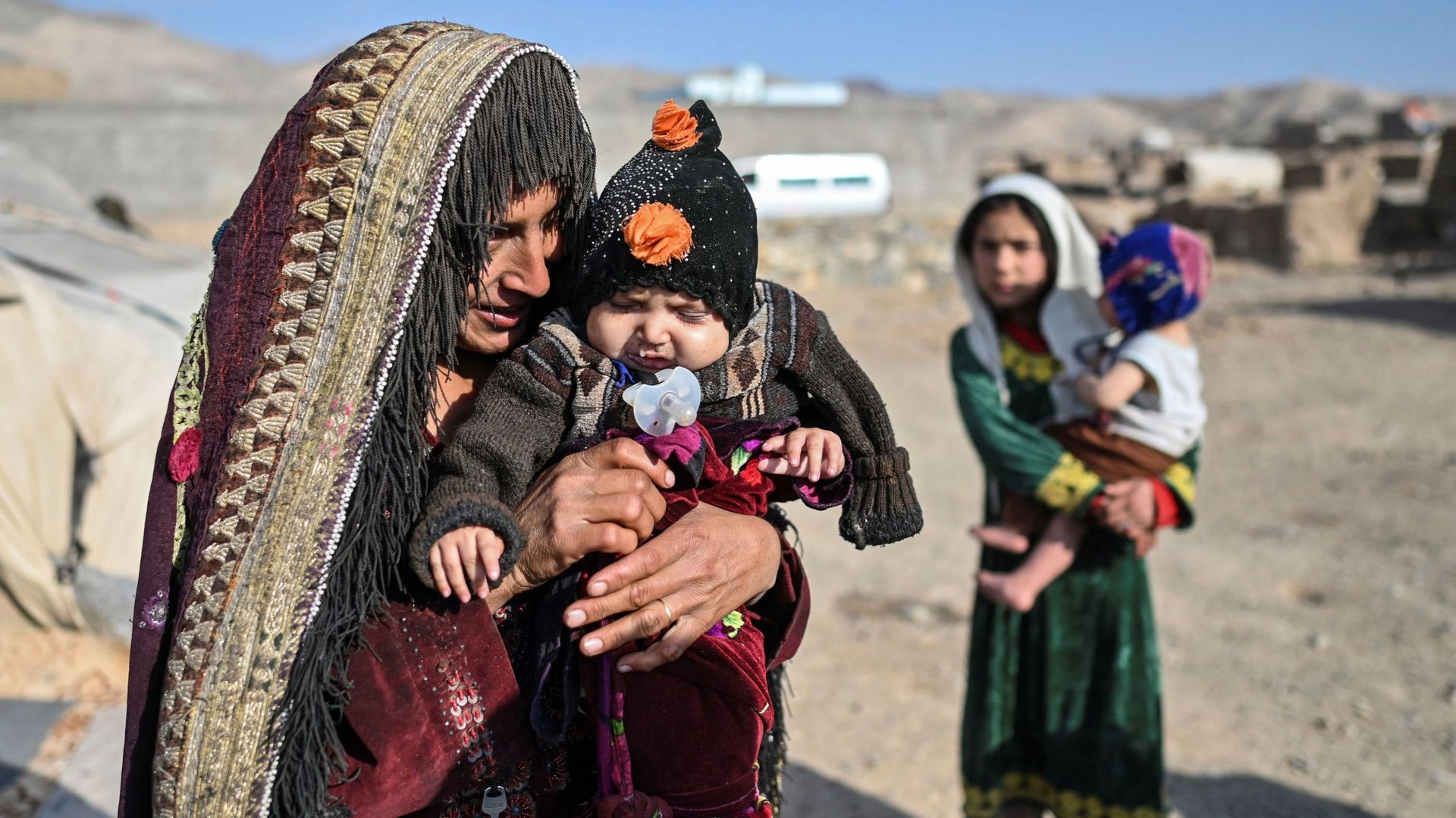 Une Afghane et son bébé, dans un camp de déplacés à Herat. Des millions d’enfants sont menacés par la famine en Afghanistan.