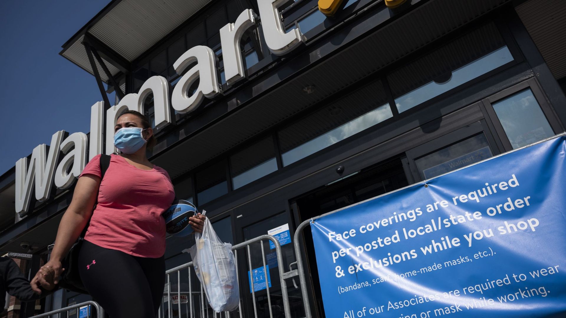 Cliente d'un supermarché Walmart à Washington DC, le 15 juillet 2020
