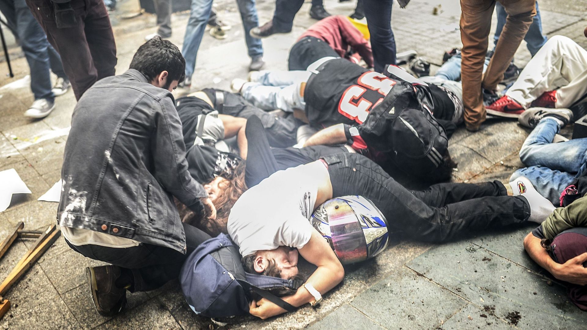 Des manifestants allongés par terre après l'attaque aux gaz de la police