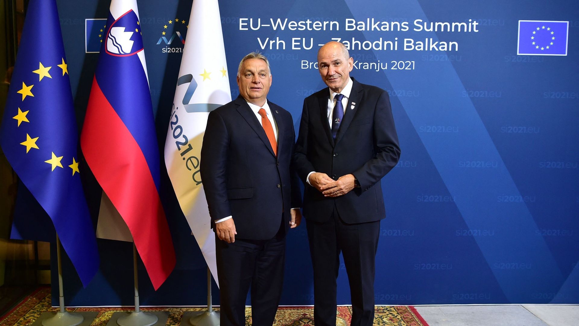 Le Premier ministre slovène sortant, Janez Jansa (à droite) pose aux côtés du dirigeant Hongrois Victor Orban dont il s’inspire.
