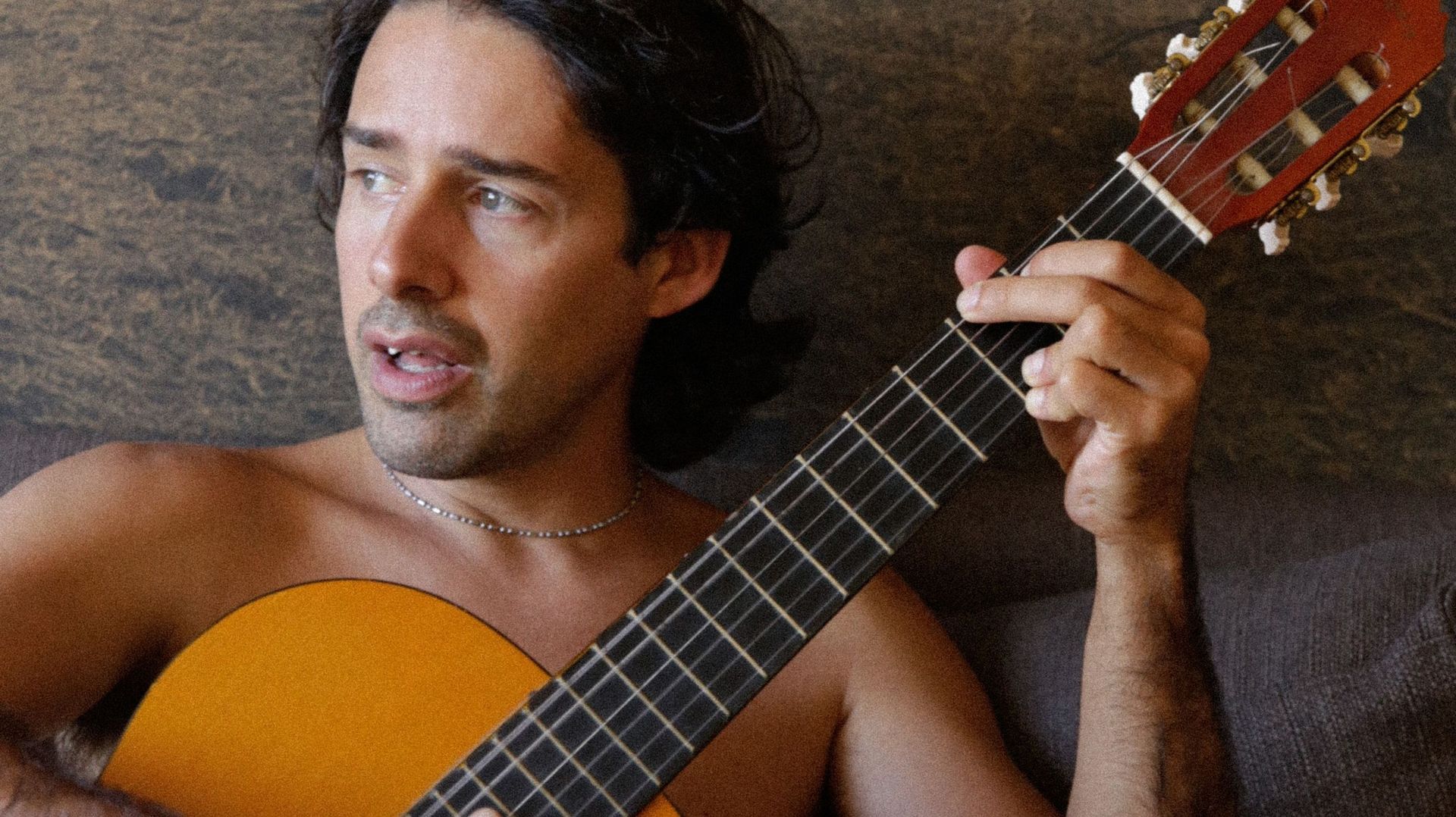 Une guitare entre les mains, un nouvel album sous le coude, Juan Wauters poursuit son grand trip.