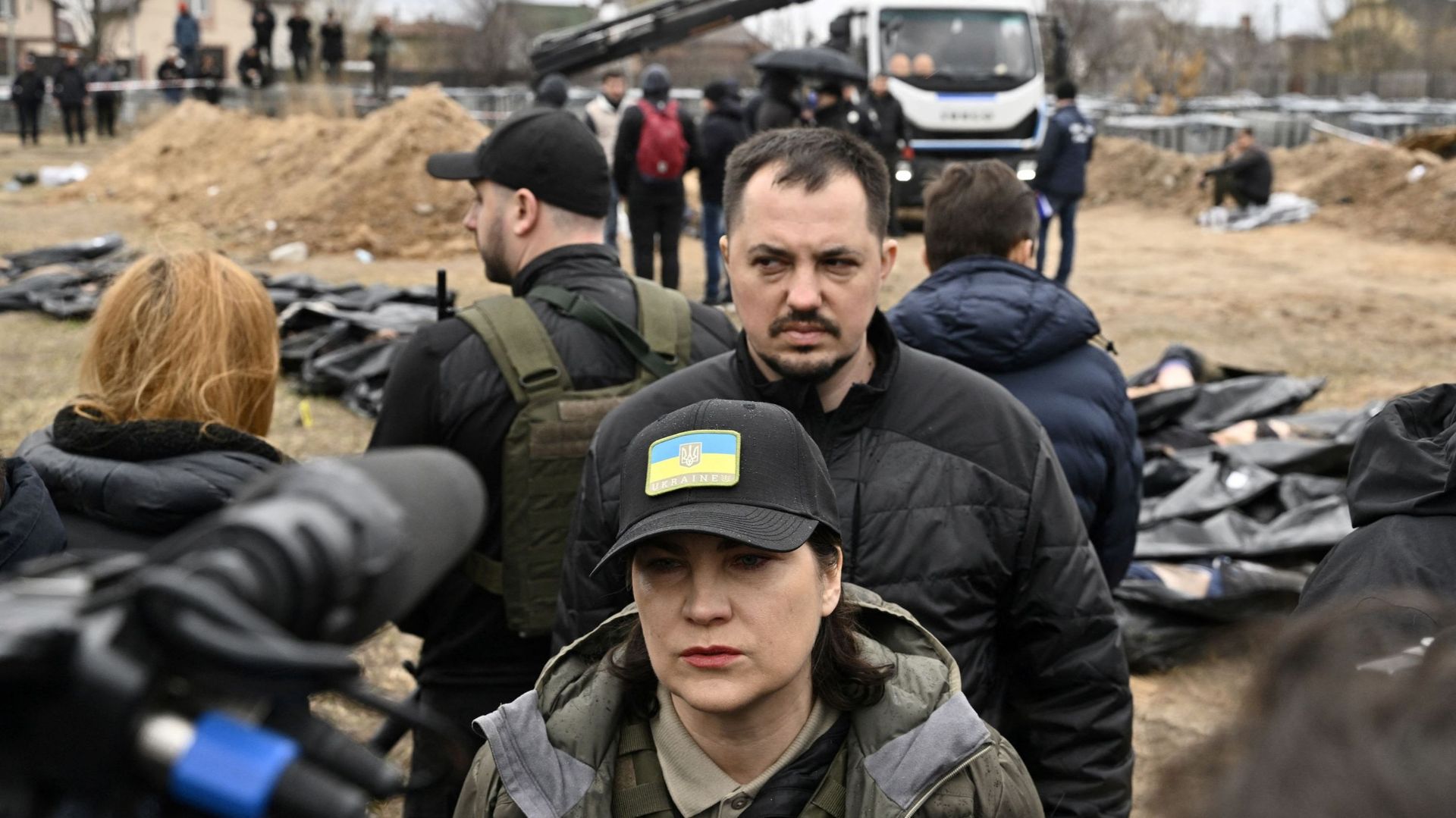 La procureure générale d’Ukraine Iryna Venediktova, devant une fosse commune à Bucha, le 8 avril.