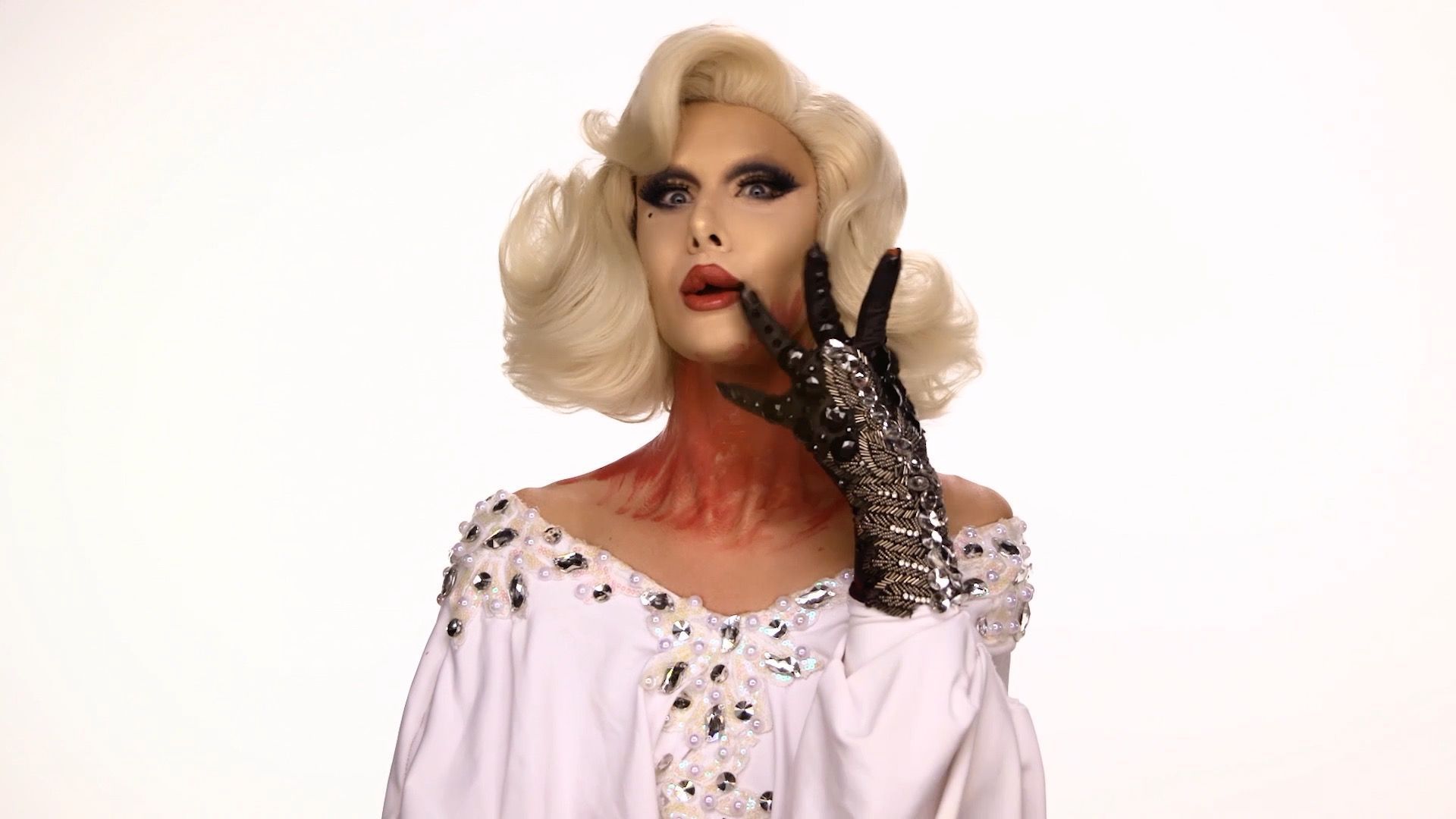 Le défi de Nico : se maquiller comme une drag queen tout au long de l’émission (vidéo)