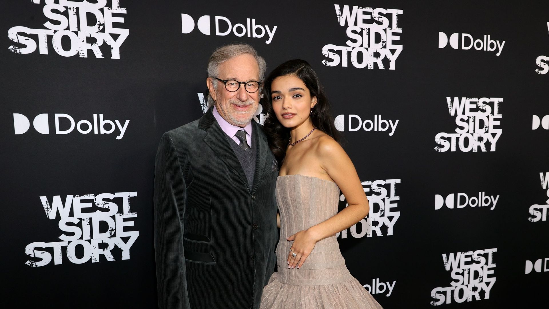 Steven Spielberg (à gauche) et Rachel Zegler assistent à la première new-yorkaise de West Side Story le 29 novembre 2021 à New York.