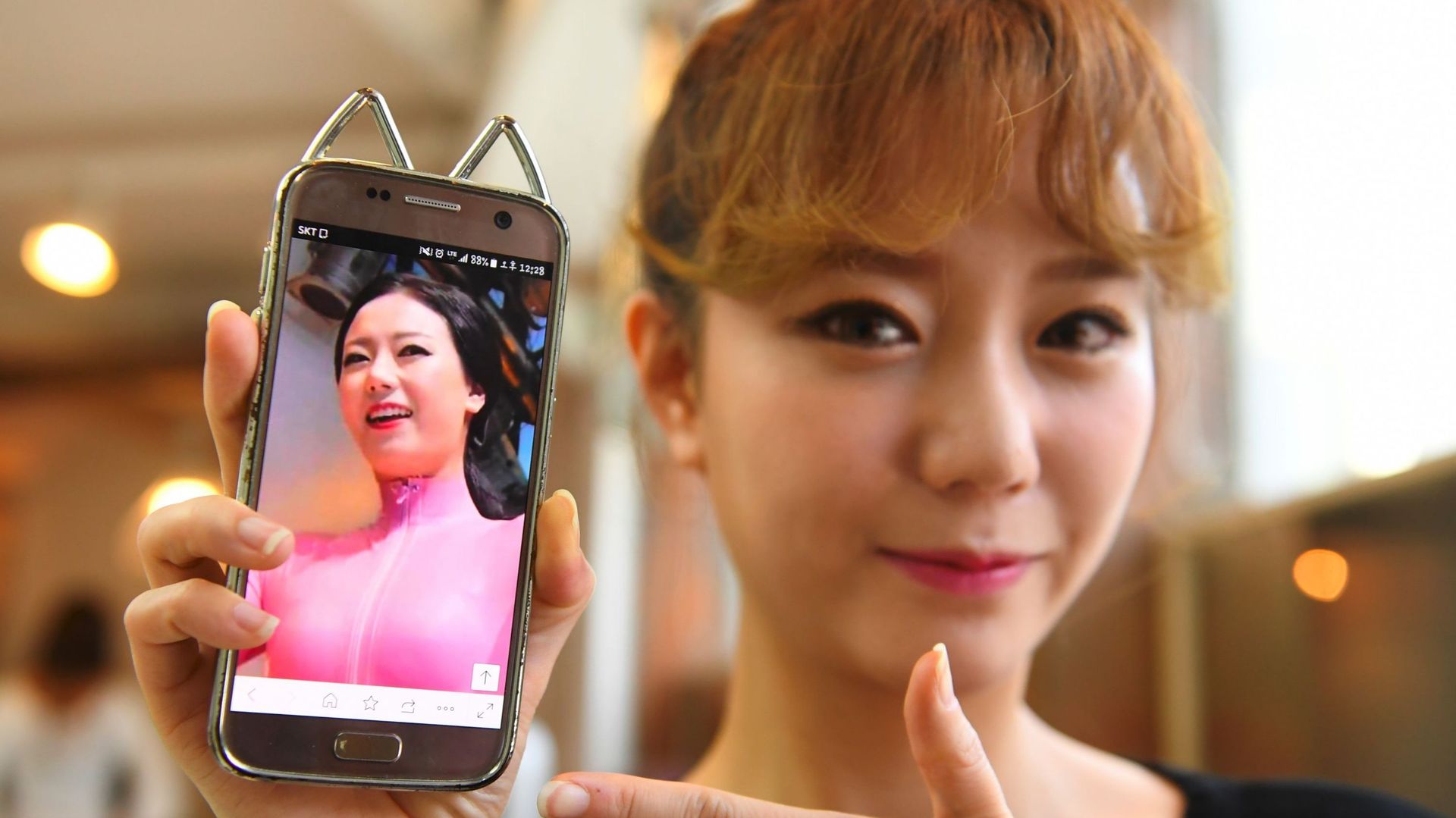 Lee So-Young (Seul-Bee), membre de SixBomb, montre une photo d'elle avant ses opérations de chirurgie esthétique le 16 mars 2017 à Séoul