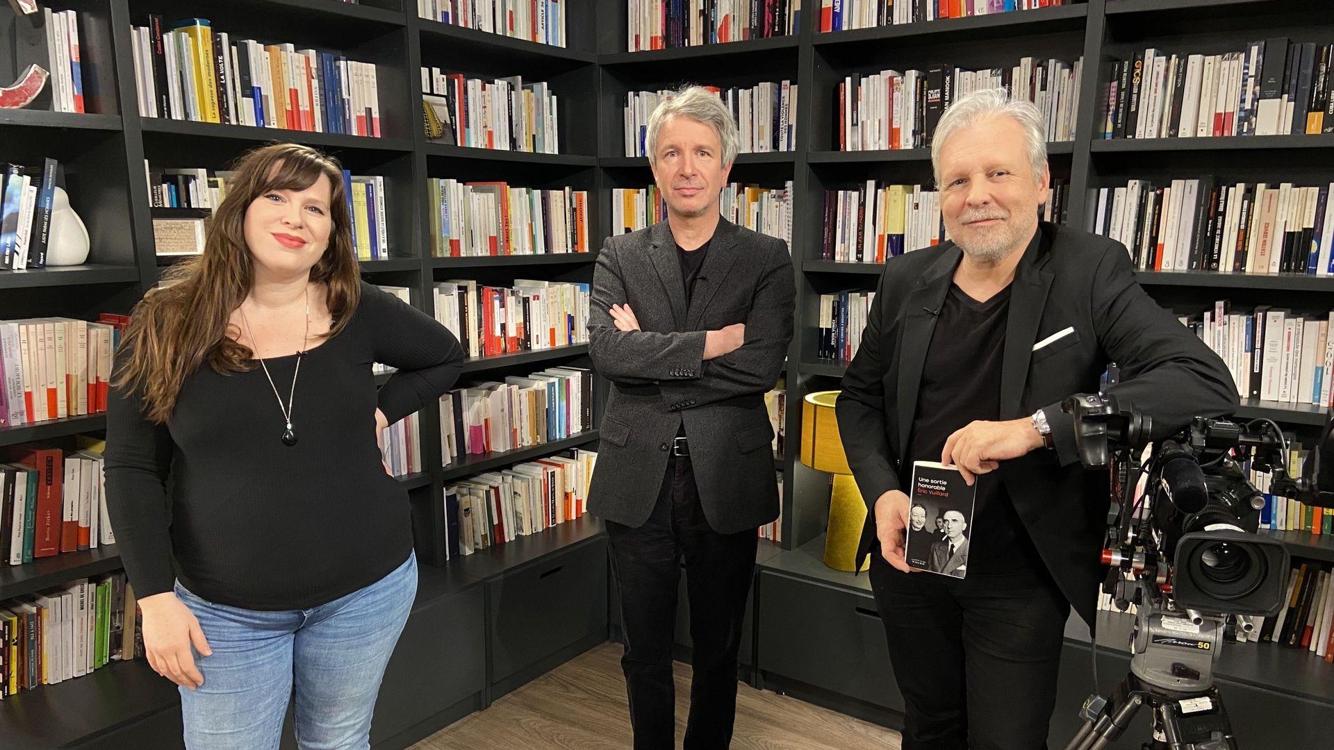 L'écrivain Eric Vuillard entouré de Lucile Poulain et Thierry Bellefroid