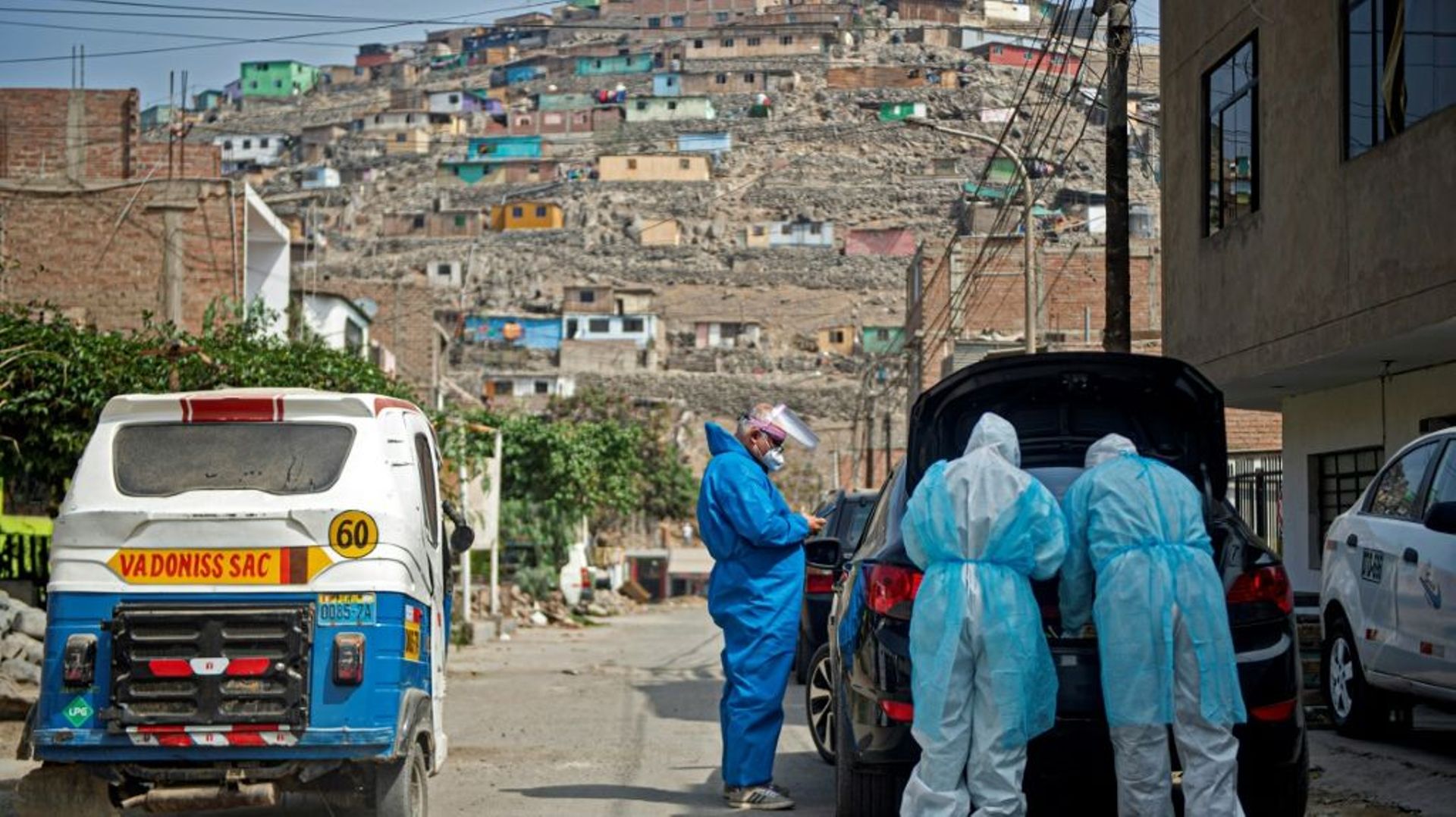 Des médecins se préparent pour aller voir un malade du Covid-19 le 11 juin 2020 près de Lima, au Pérou