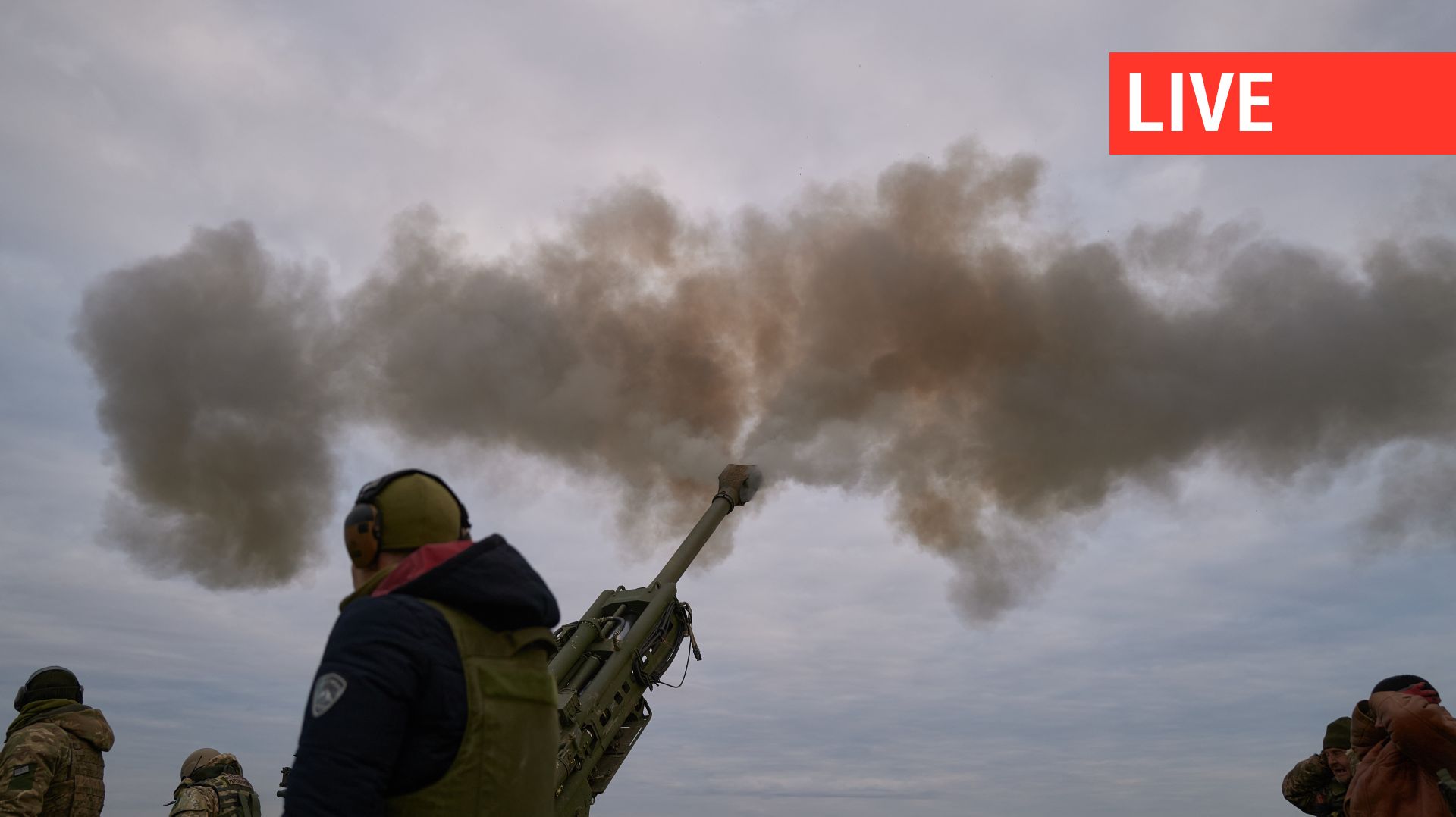 Une unité d’artillerie ukrainienne répond aux tirs d’artillerie russes en tirant un canon M777 dans un champ, le 9 janvier 2023 à Kherson, en Ukraine.