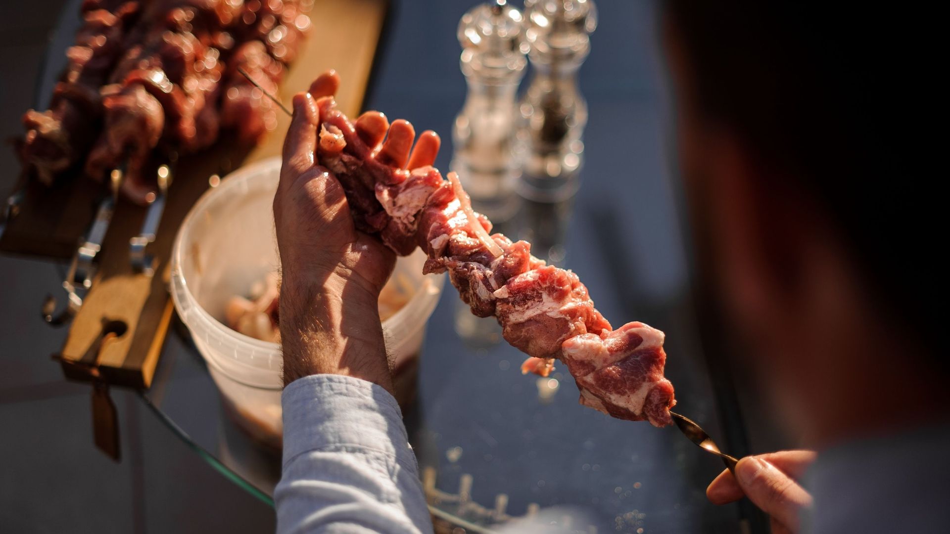 Brochettes de porc prêtes pour un barbecue