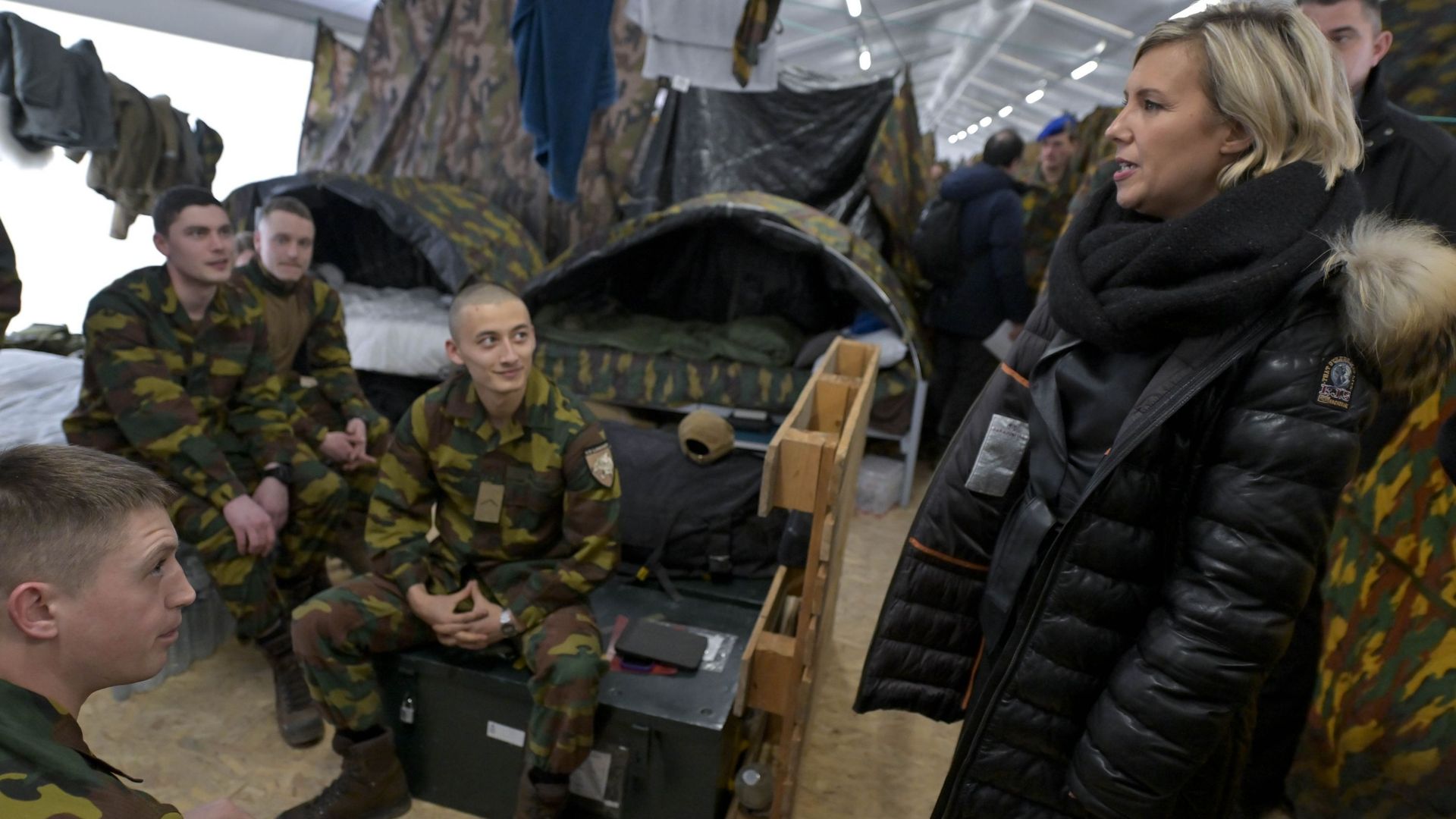 La ministre de la Défense Ludivine Dedonder lors d’une visite au détachement de l’armée belge à Constanta, à la mer Noire en Roumanie, ce 15 mars.