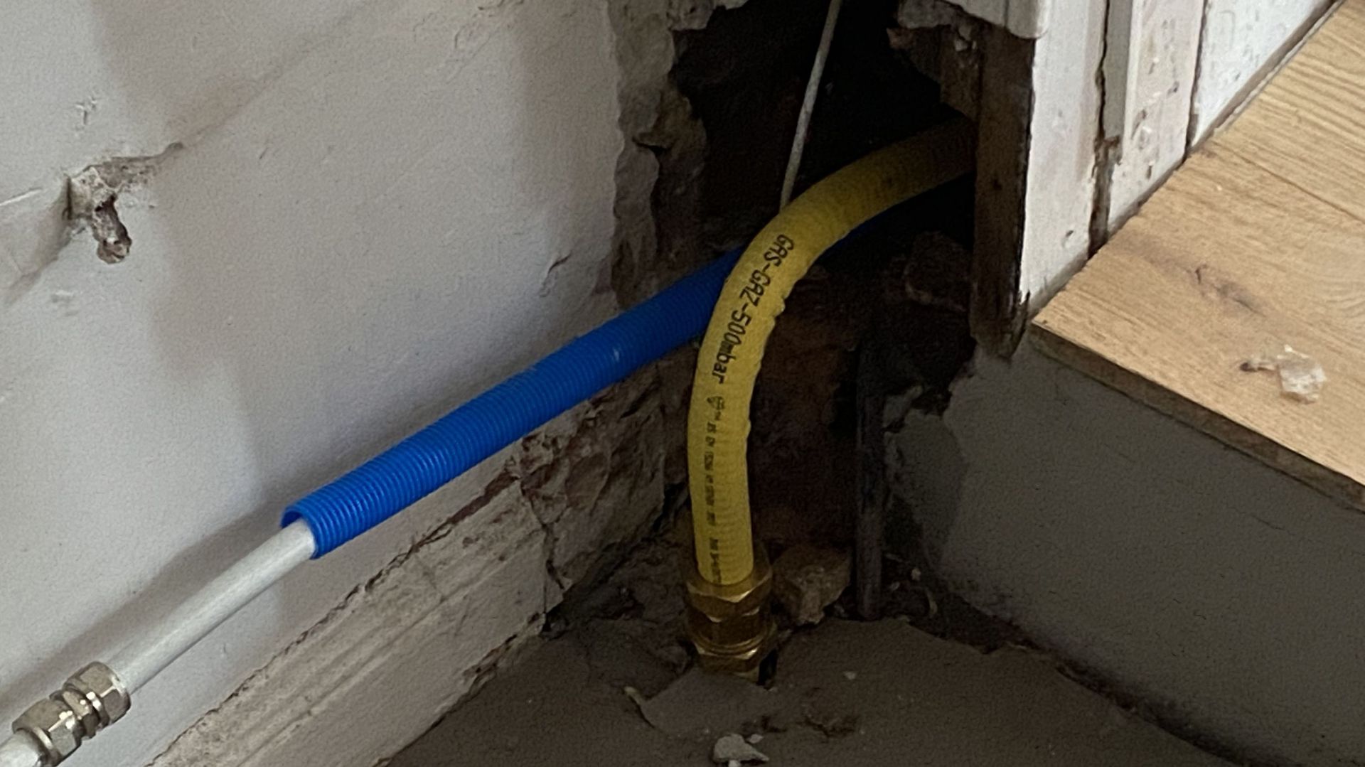 Dans certaines pièces, des trous dans les murs.