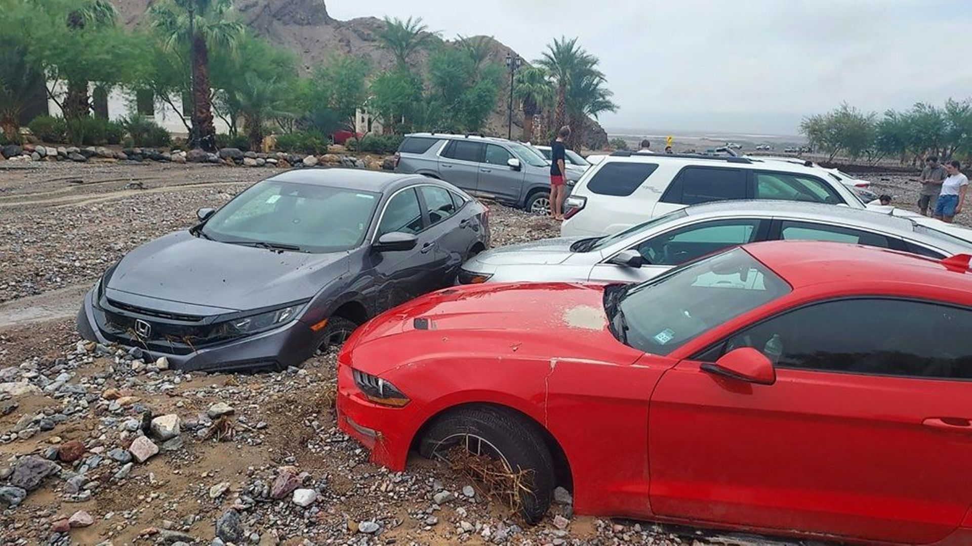 Des voitures bloquées par des débris après des inondations dans la Vallée de la Mort, en Californie, le 5 août 2022