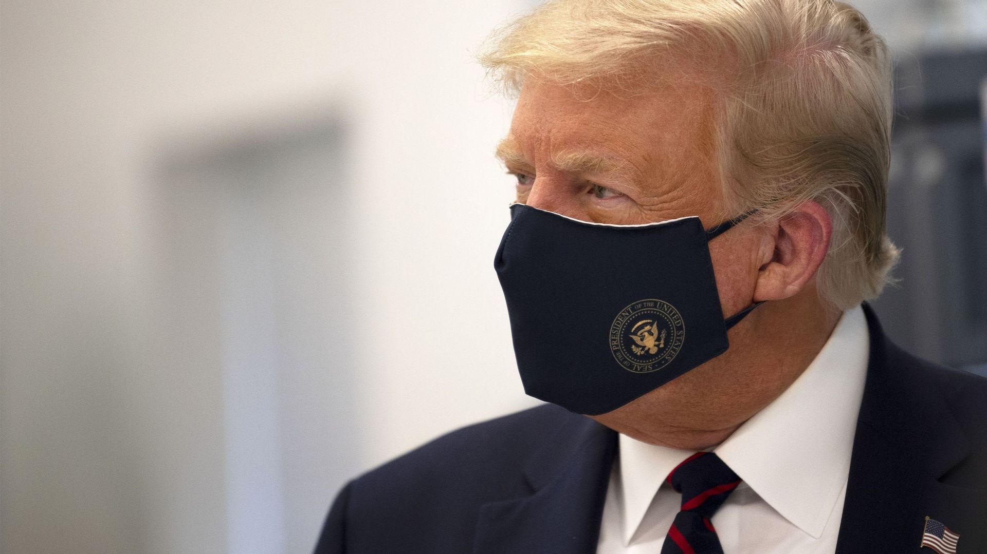 Selon Donald Trump, le port du masque serait inutile, au contraire de hydroxychloroquine. 