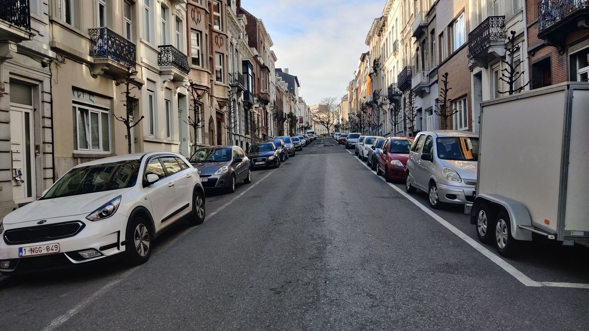 La rue Maes, à Ixelles, est passée à sens unique depuis le mois de novembre.