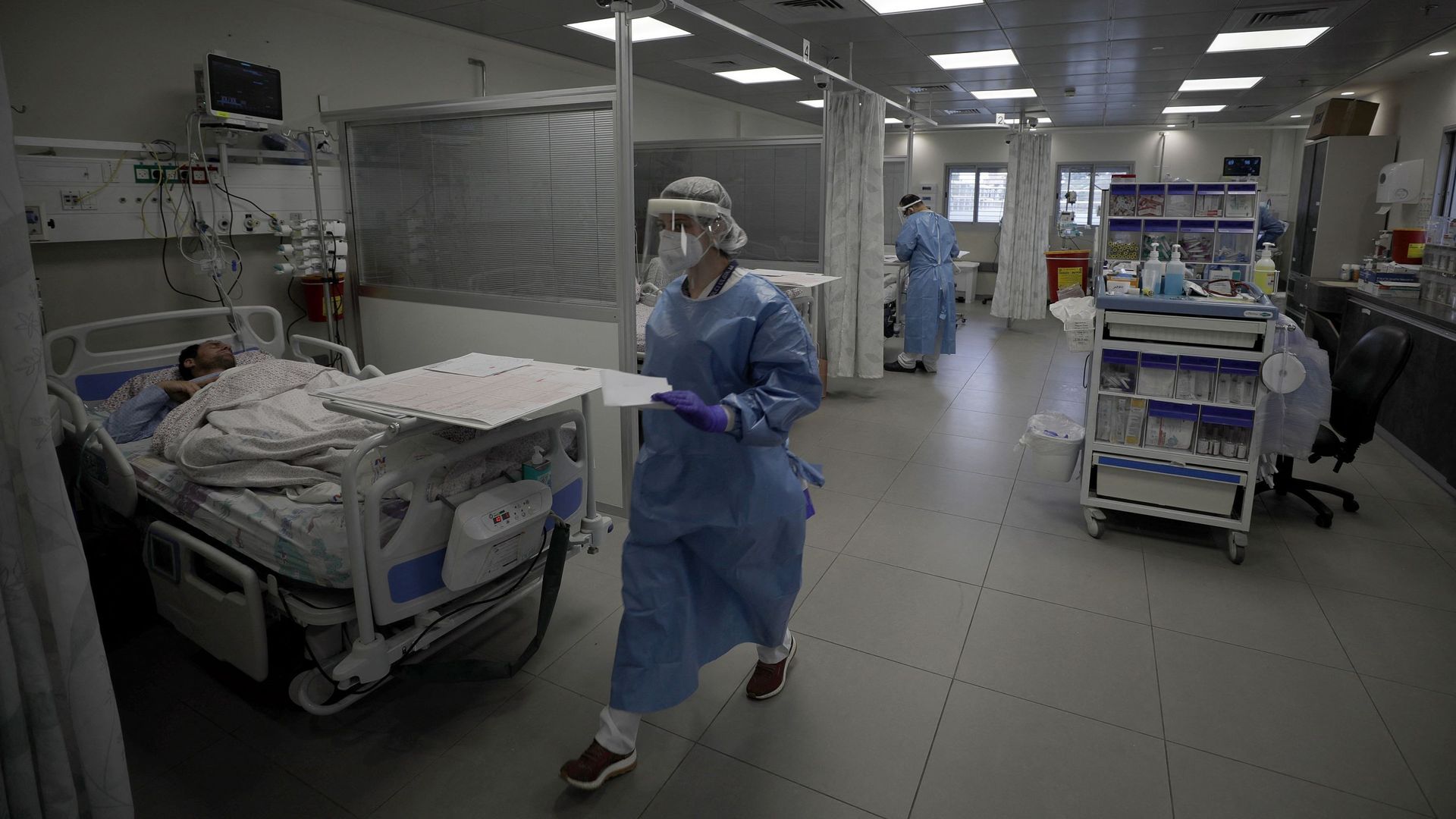 Des travailleurs médicaux israéliens et des patients atteints de Covid-19 sont photographiés à l'intérieur d'une salle d'isolement du coronavirus au centre médical Ziv dans la ville de Safed, dans le nord d'Israël, le 16 janvier 2022