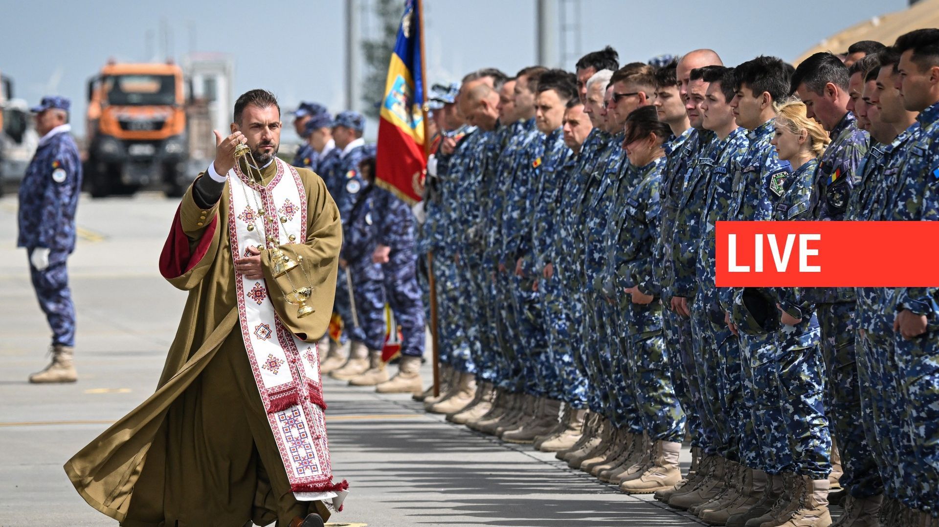 Un prêtre militaire roumain bénit les troupes lors de cérémonies organisées par le ministre roumain de la Défense à la base aérienne 86, à Borcea, en Roumanie, le 15 mai 2023.