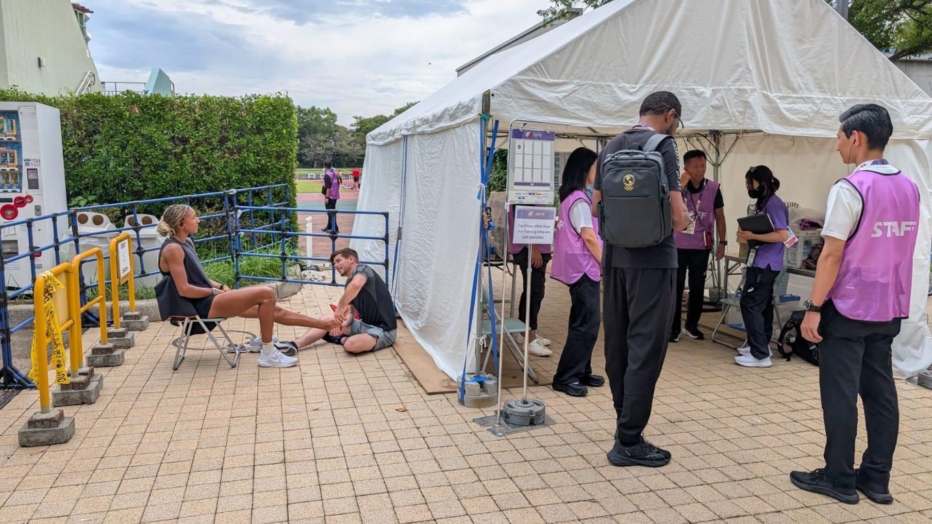 Nafi Thiam reçoit des soins... à même le trottoir aux Mondiaux d'athlétisme : une photo qui prolonge le bras de fer