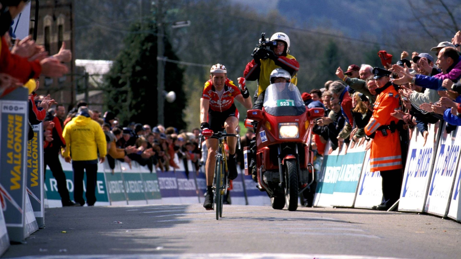12 ans après son directeur sportif de l’époque, Claudy Criquielion, Rik Verbrugghe remporte la Flèche Wallonne.